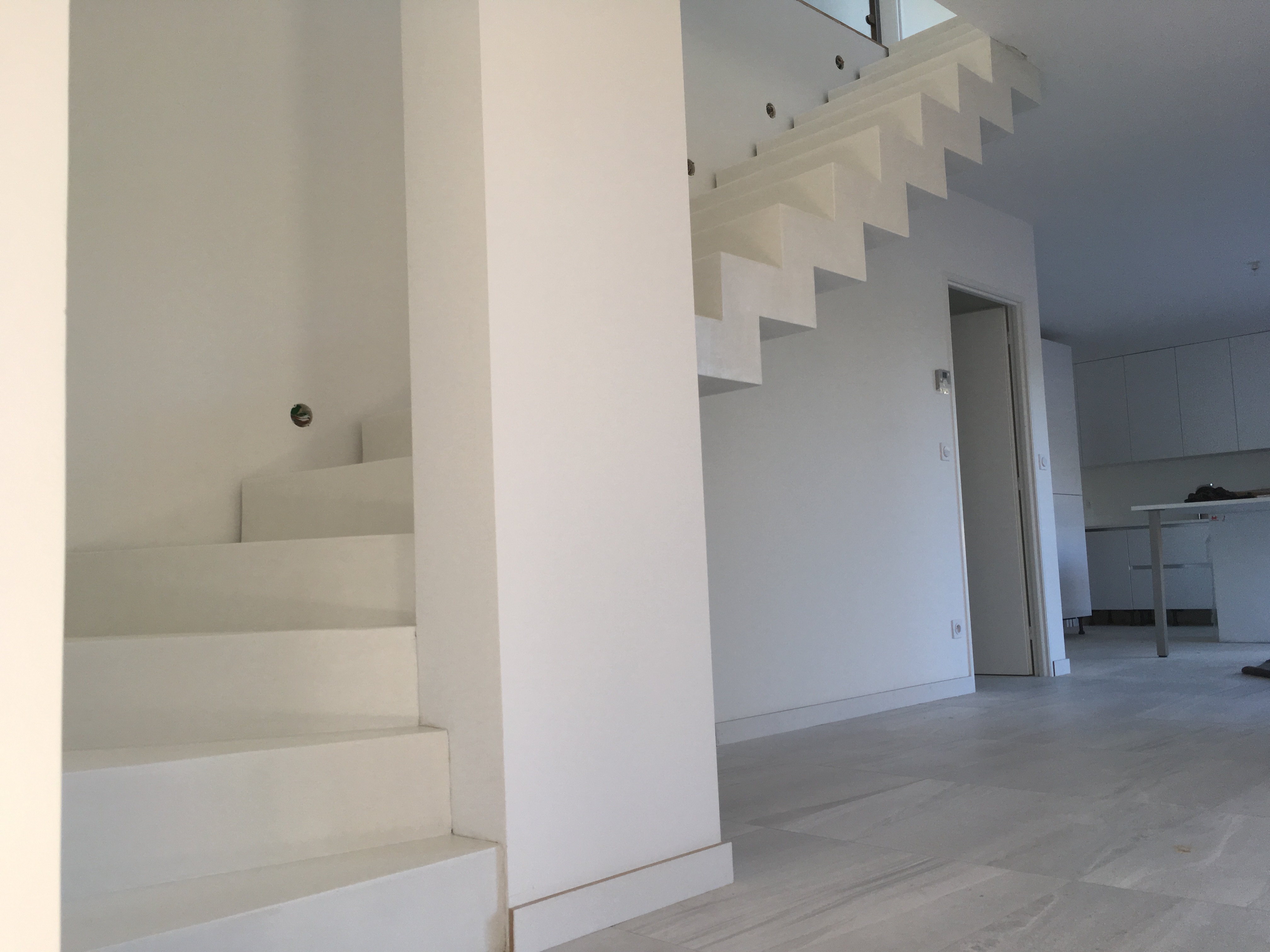 audacieux escalier crémaillère moderne en béton ciré vernis mat couleur everest blanc pur à Bordeaux pour un particulier