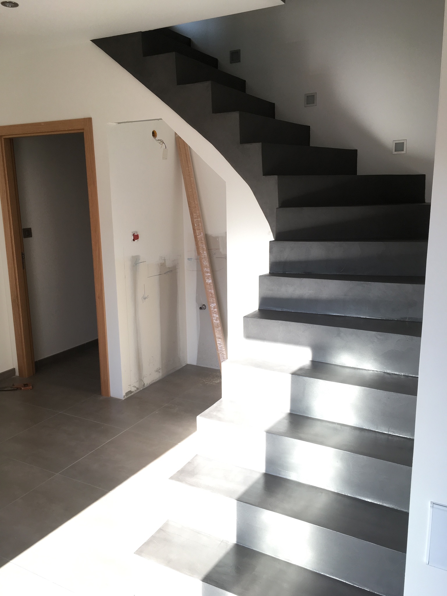bel escalier à paillasse un quart tournant habillé en béton ciré couleur gris orbital à biscarrosse pour un architecte