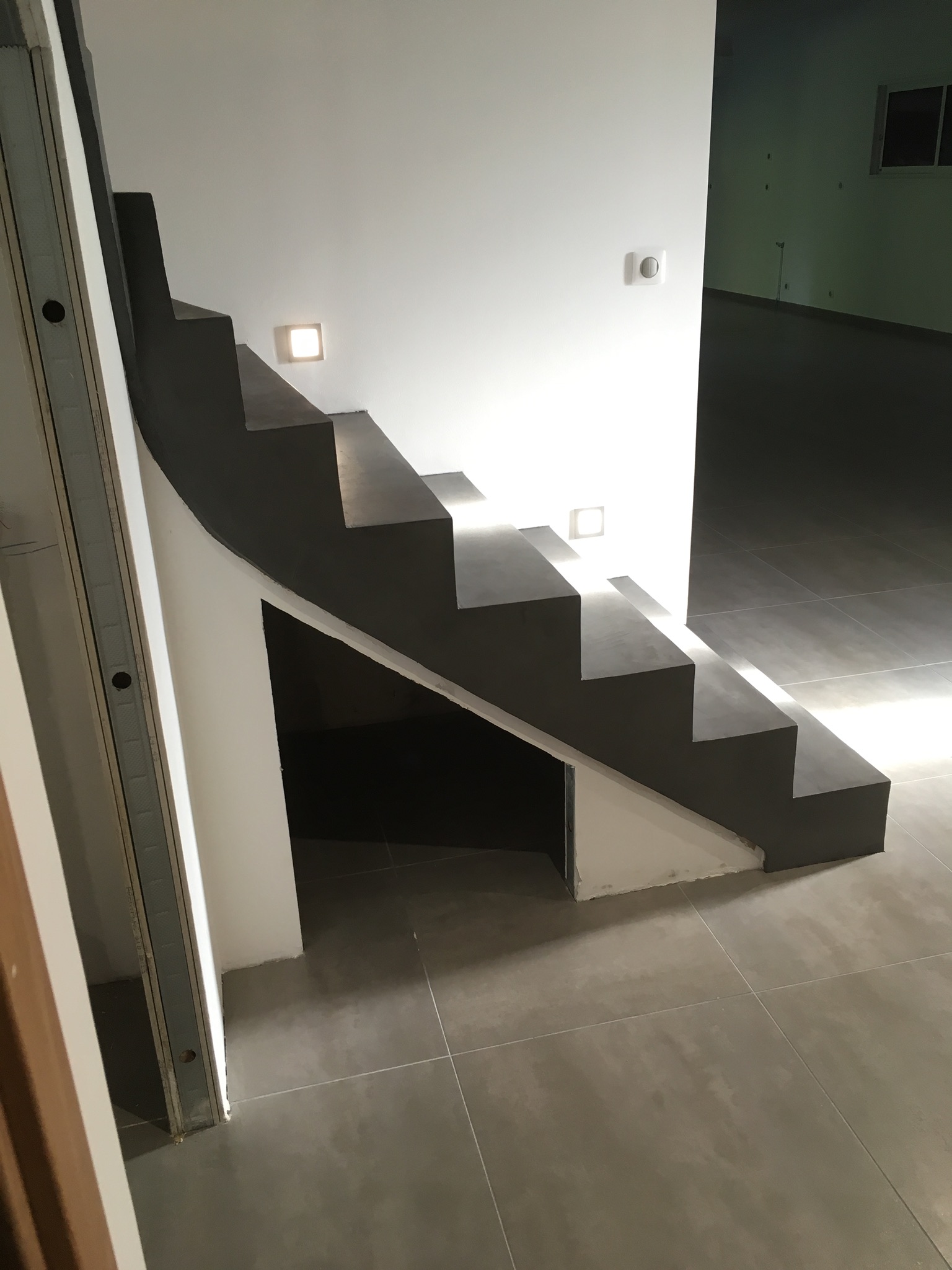 bel escalier à paillasse un quart tournant habillé en béton ciré couleur gris orbital à biscarrosse pour un architecte