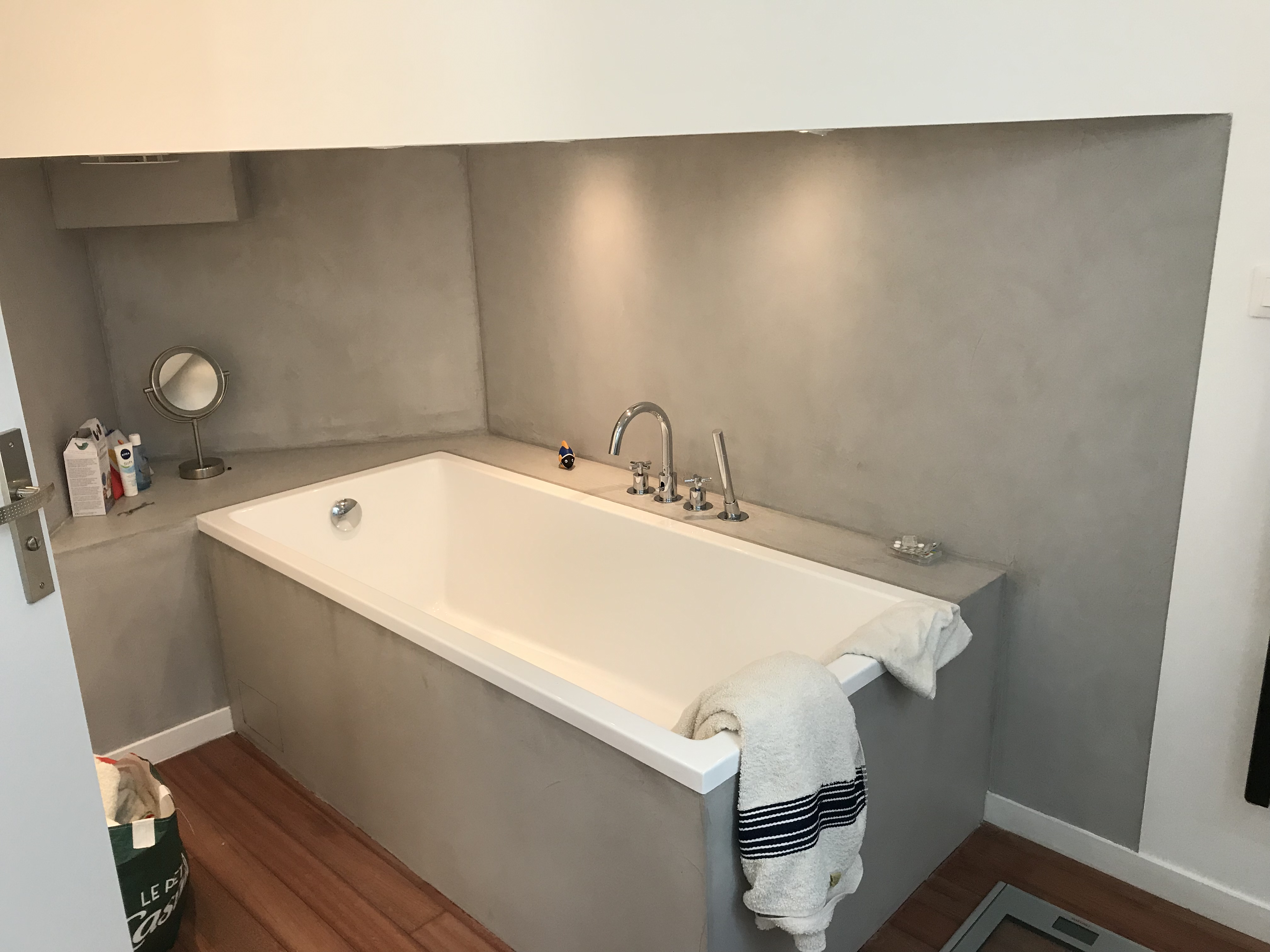 élégante rénovation d'une salle de bain en béton ciré couleur gris souris pour un architecte