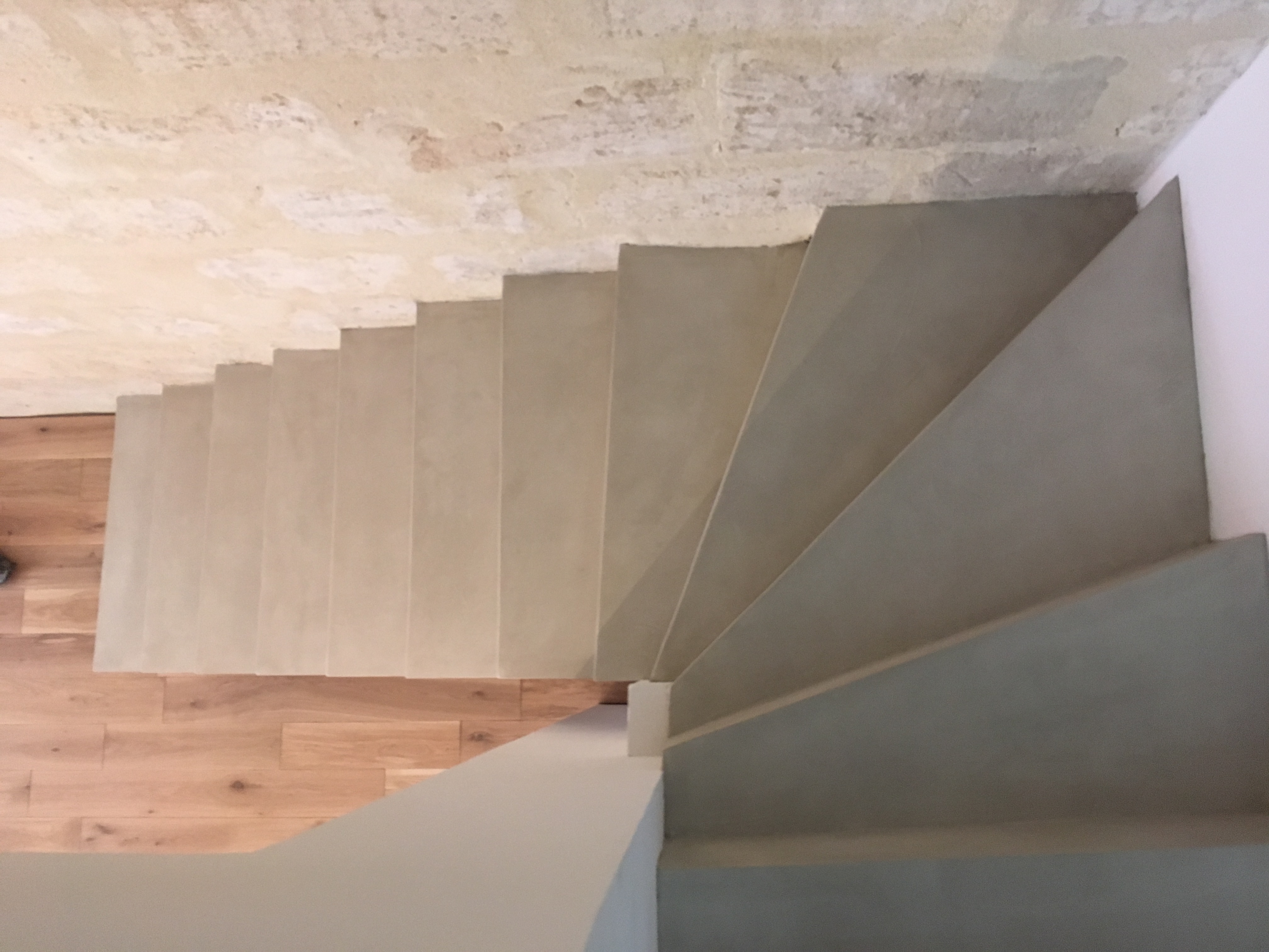 magnifique escalier à paillasse sur mesure en béton ciré couleur corde pour un particulier
