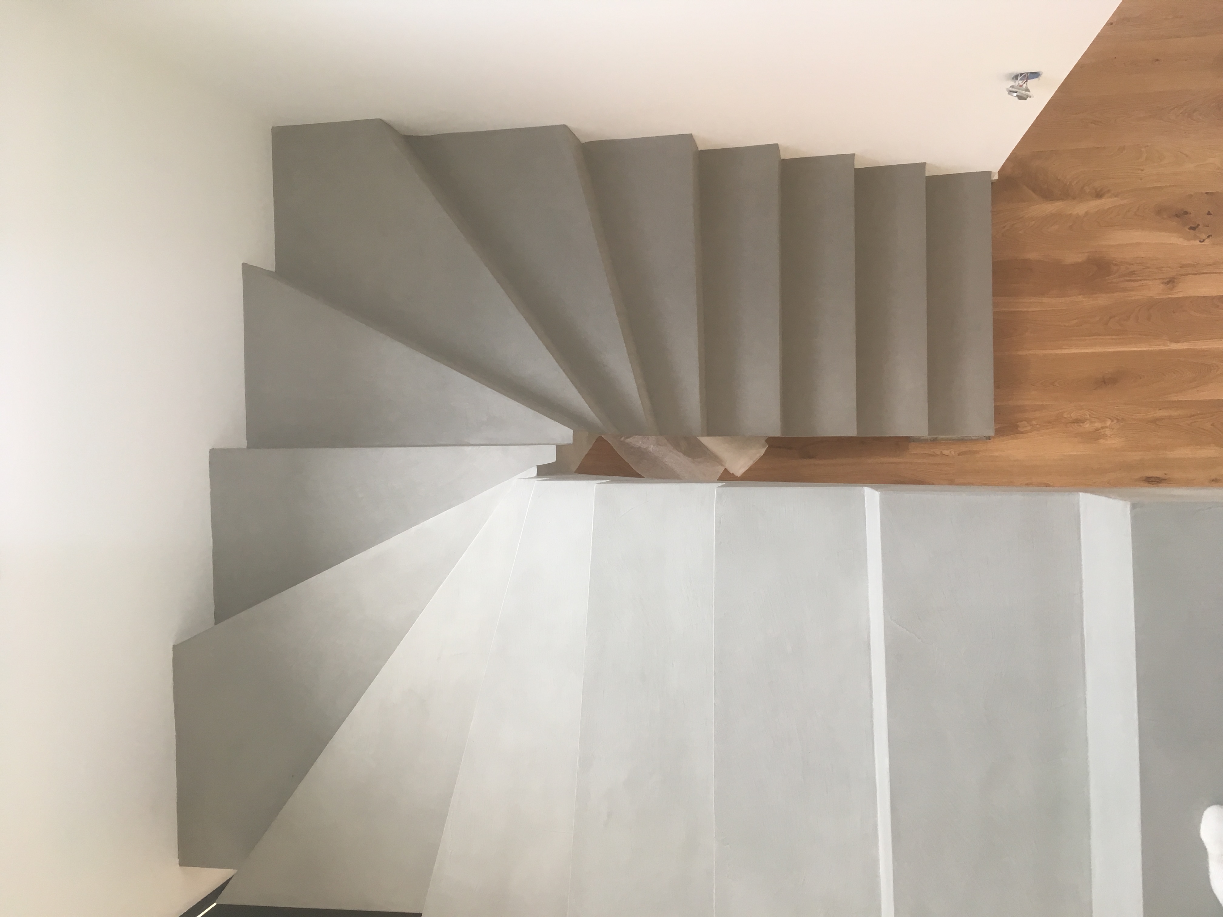 remarquable escalier à paillasse deux quart tournant en béton ciré vernis mat couleur argent anglet pour un constructeur