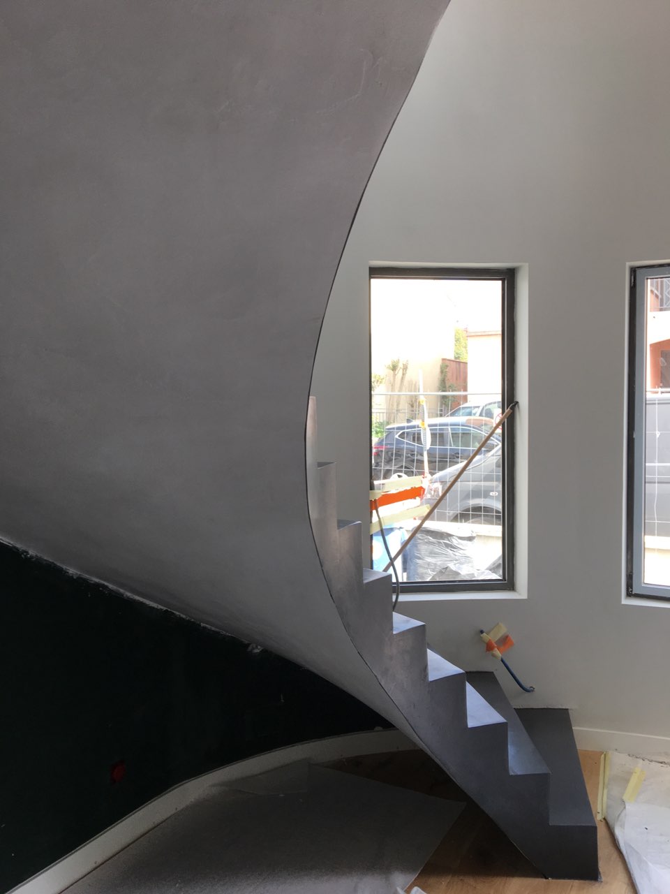 remarquable escalier hélicoïdal esthétique habillé en béton ciré couleur platinium toulouse pour un particulier