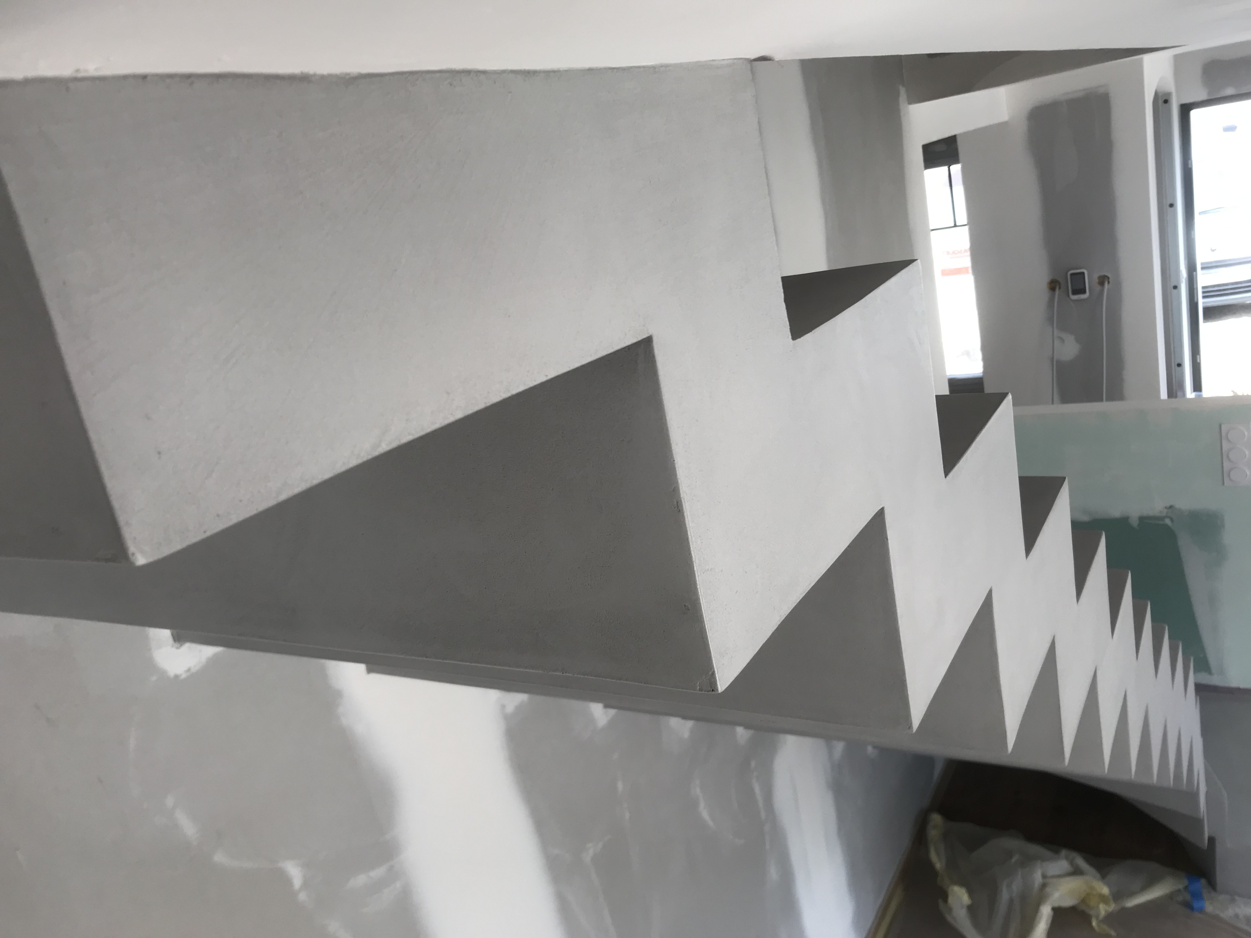 superbe escalier crémaillère contemporain en béton ciré vernis mat couleur argent villenave d ornon pour un constructeur