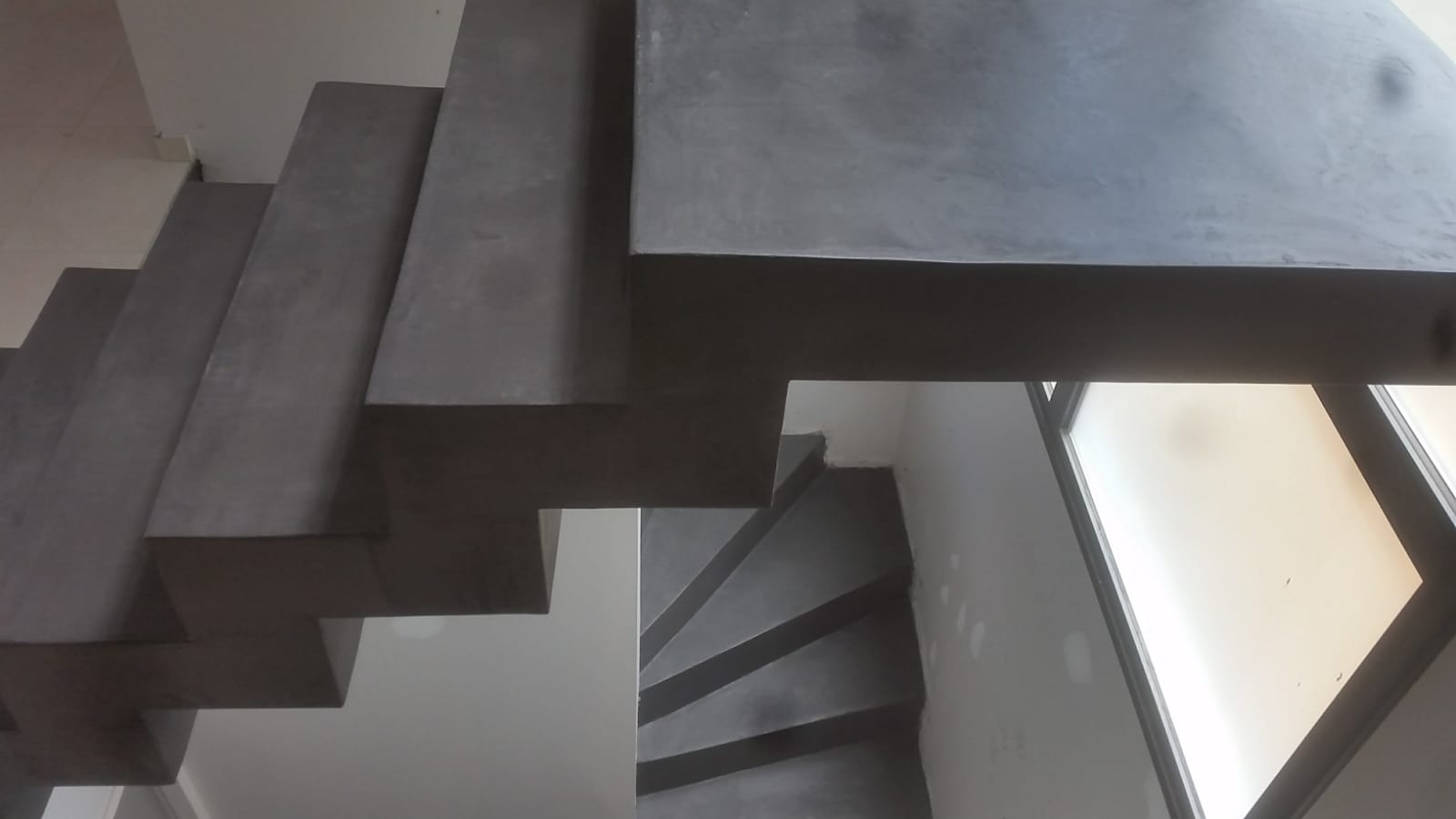 audacieux escalier crémaillère architectural habillé en béton ciré couleur platinium à montauban en midi pyrénées pour un particulier