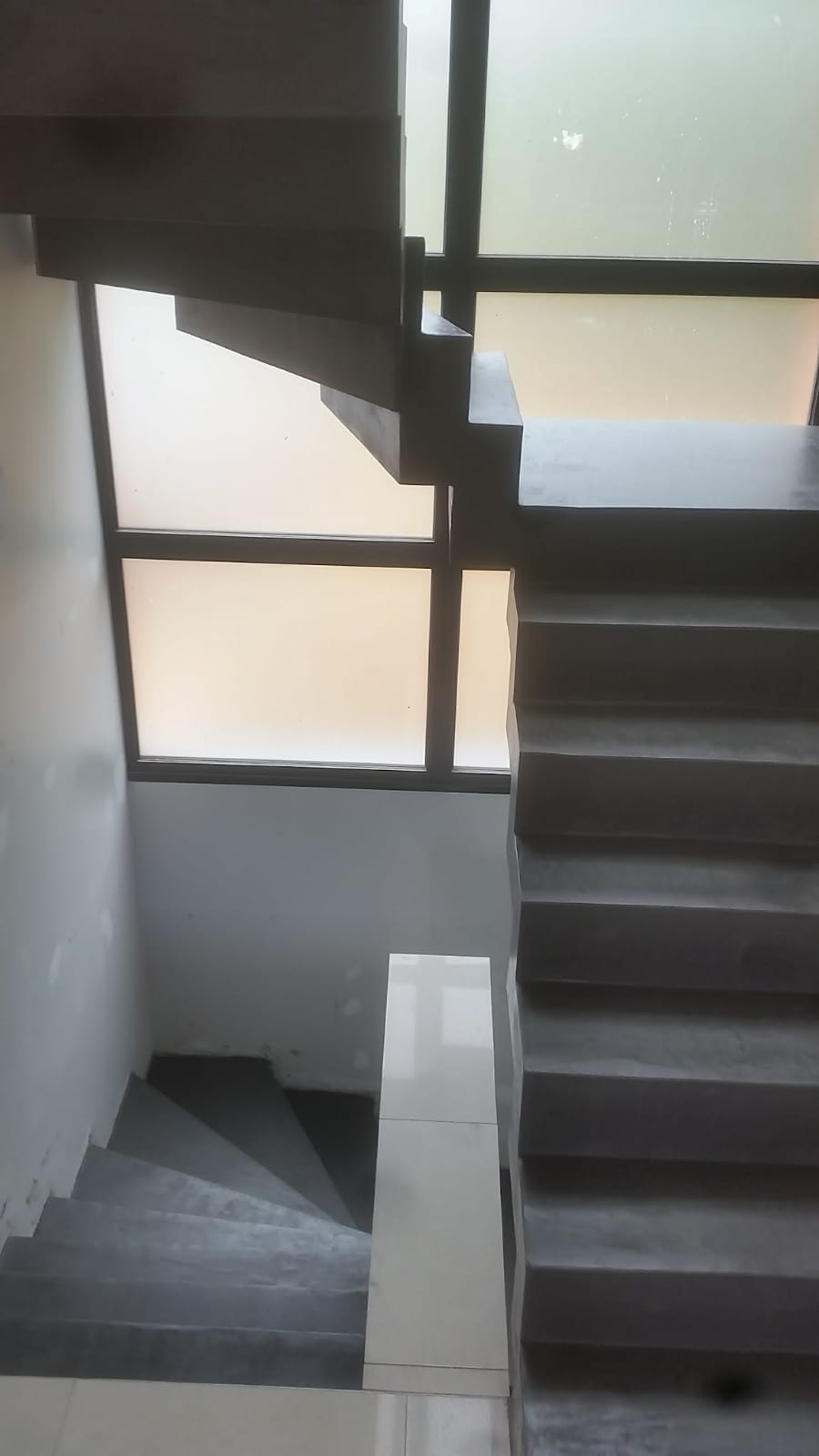 audacieux escalier crémaillère architectural habillé en béton ciré couleur platinium à montauban en midi pyrénées pour un particulier