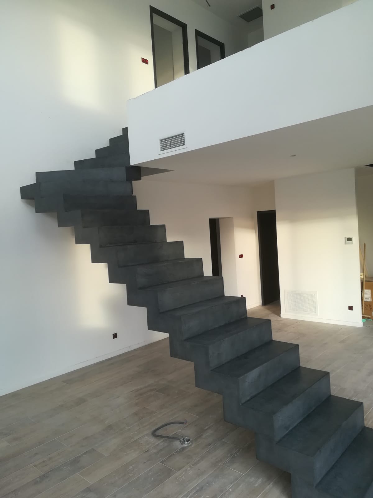 audacieux escalier crémaillère contemporain en béton ciré vernis mat couleur alchimie pour un particulier