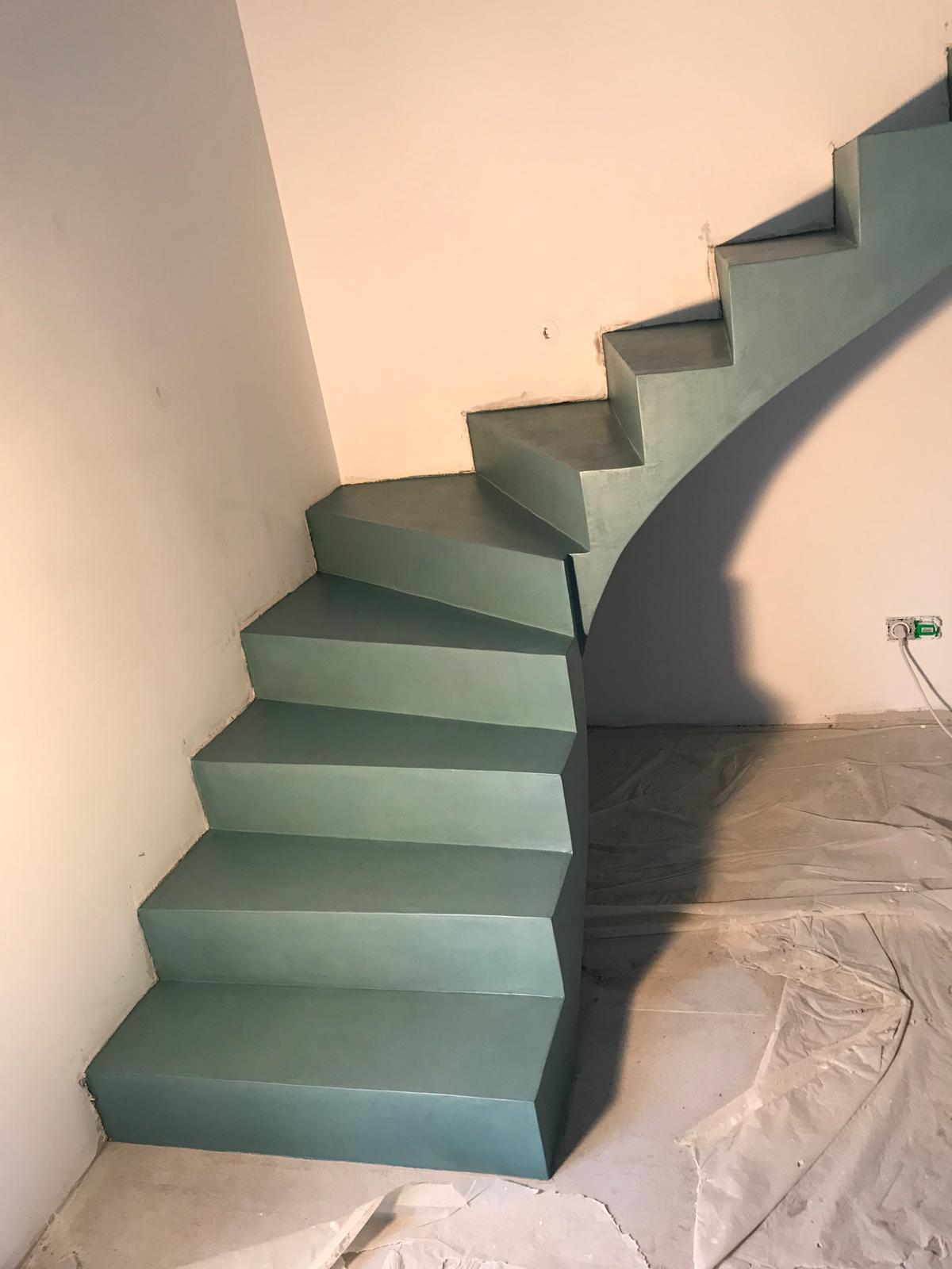 audacieux escalier crémaillère dans une pièce à vivre en béton ciré vernis mat couleur malachite pour un particulier