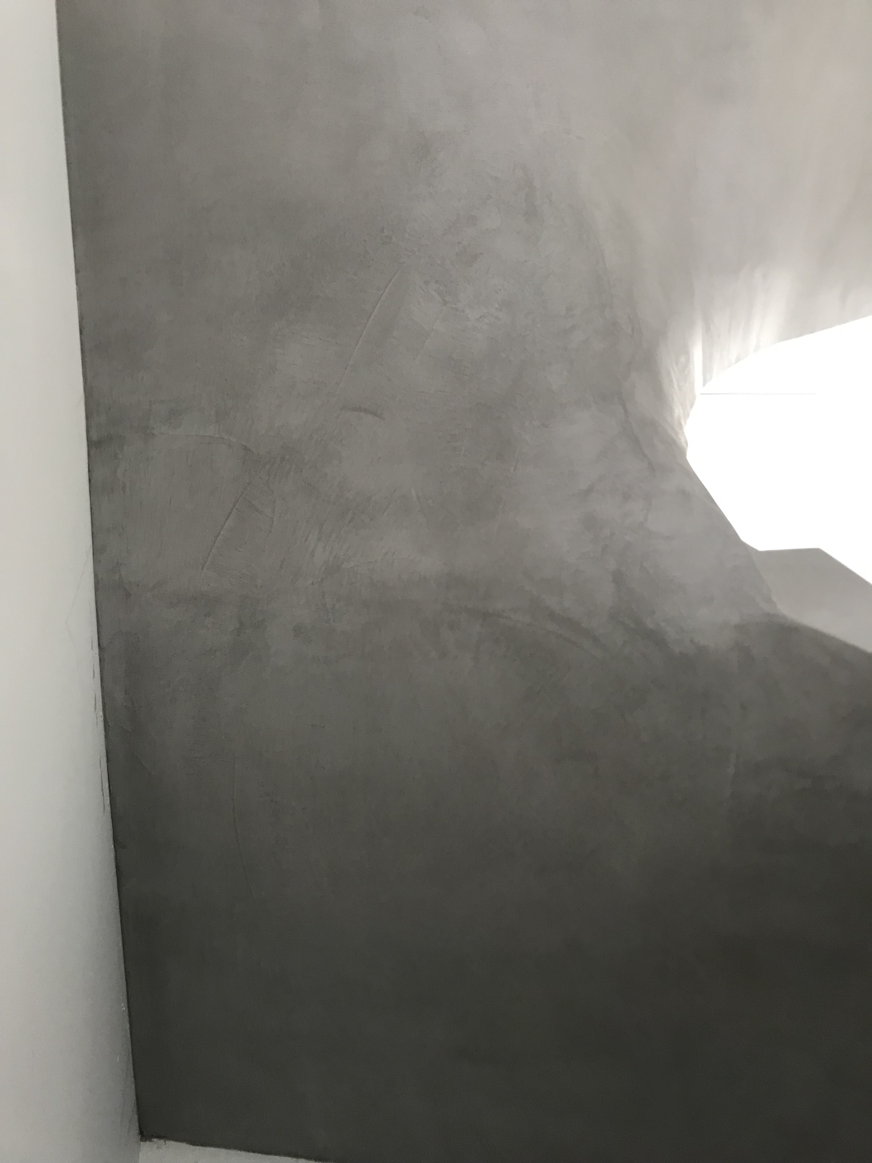 magnifique escalier à paillasse trois quart tournant en béton ciré couleur fossile à gujan-mestras pour un architecte