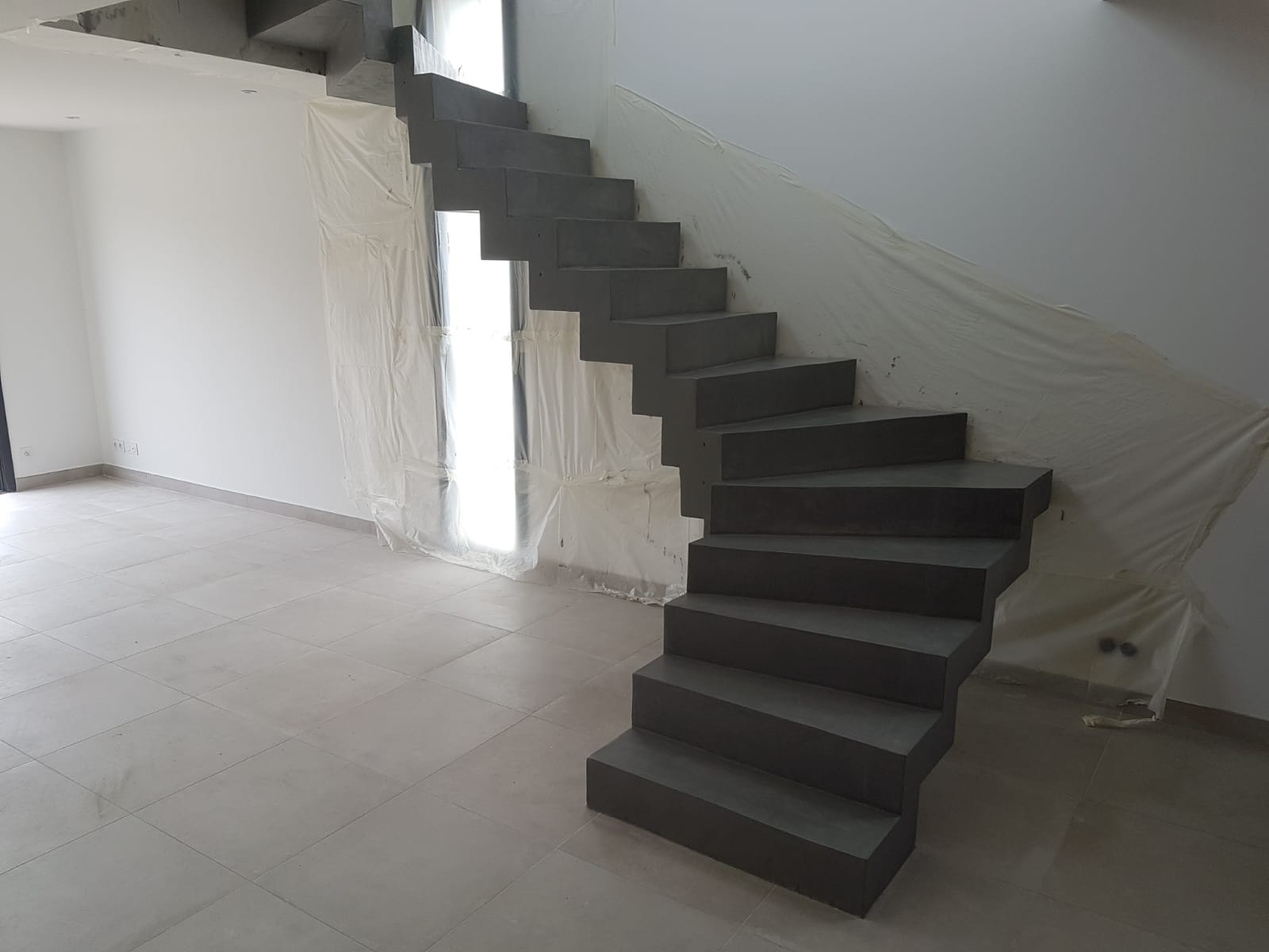 magnifique escalier crémaillère deux quart balancé en béton ciré vernis mat couleur platinium à toulouse pour un particulier