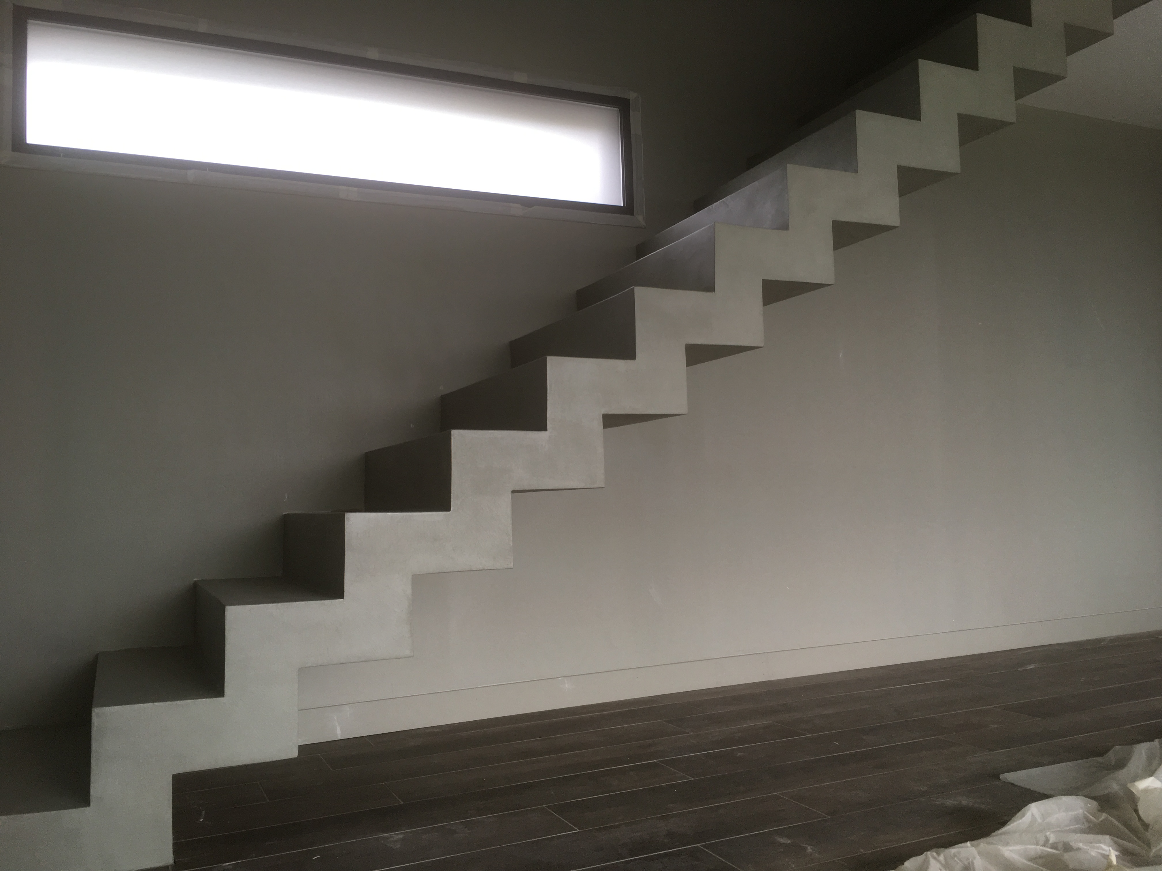 magnifique escalier crémaillère droit en béton ciré vernis mat vert bourrache à serres-castet pour un architecte