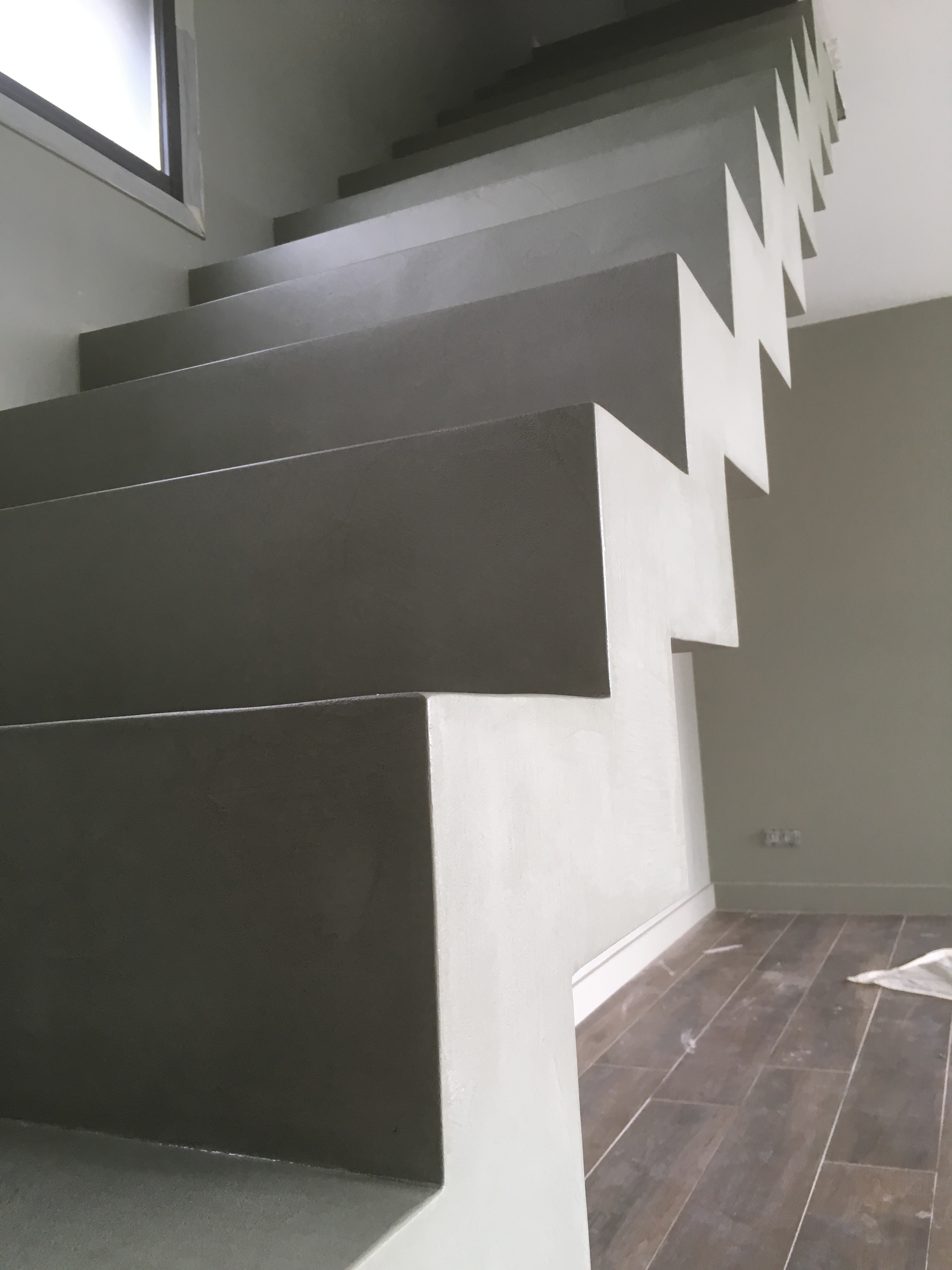 magnifique escalier crémaillère droit en béton ciré vernis mat vert bourrache à serres-castet pour un architecte