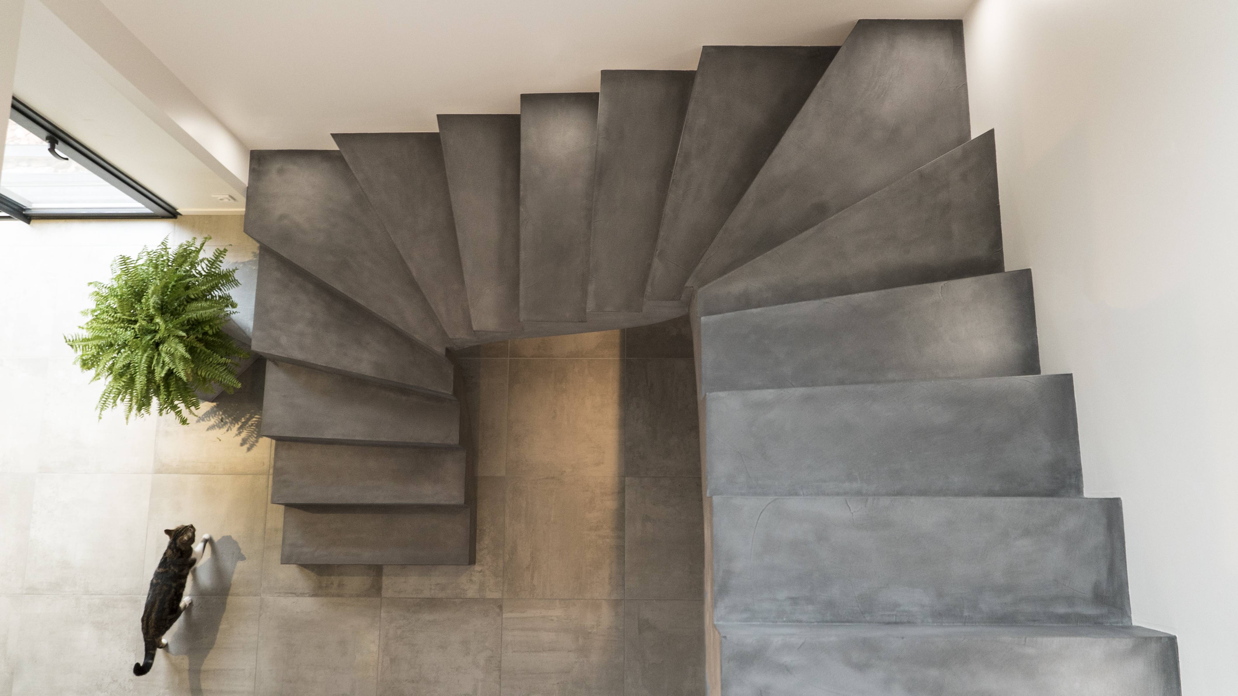 majestueux escalier à paillasse architectural en béton ciré vernis mat couleur gris orbital à bordeaux pour un particulier