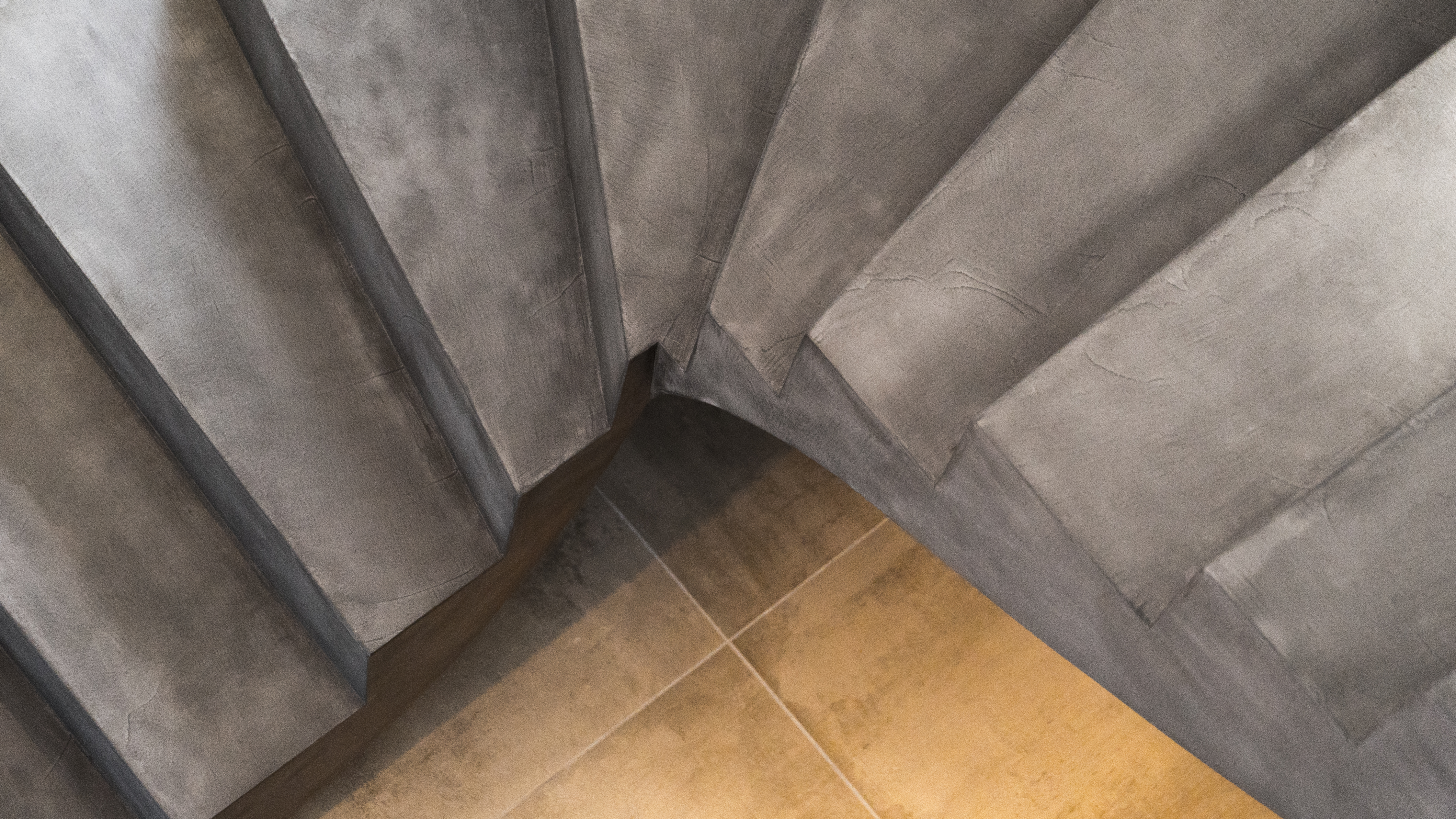 majestueux escalier à paillasse architectural en béton ciré vernis mat couleur gris orbital à bordeaux pour un particulier