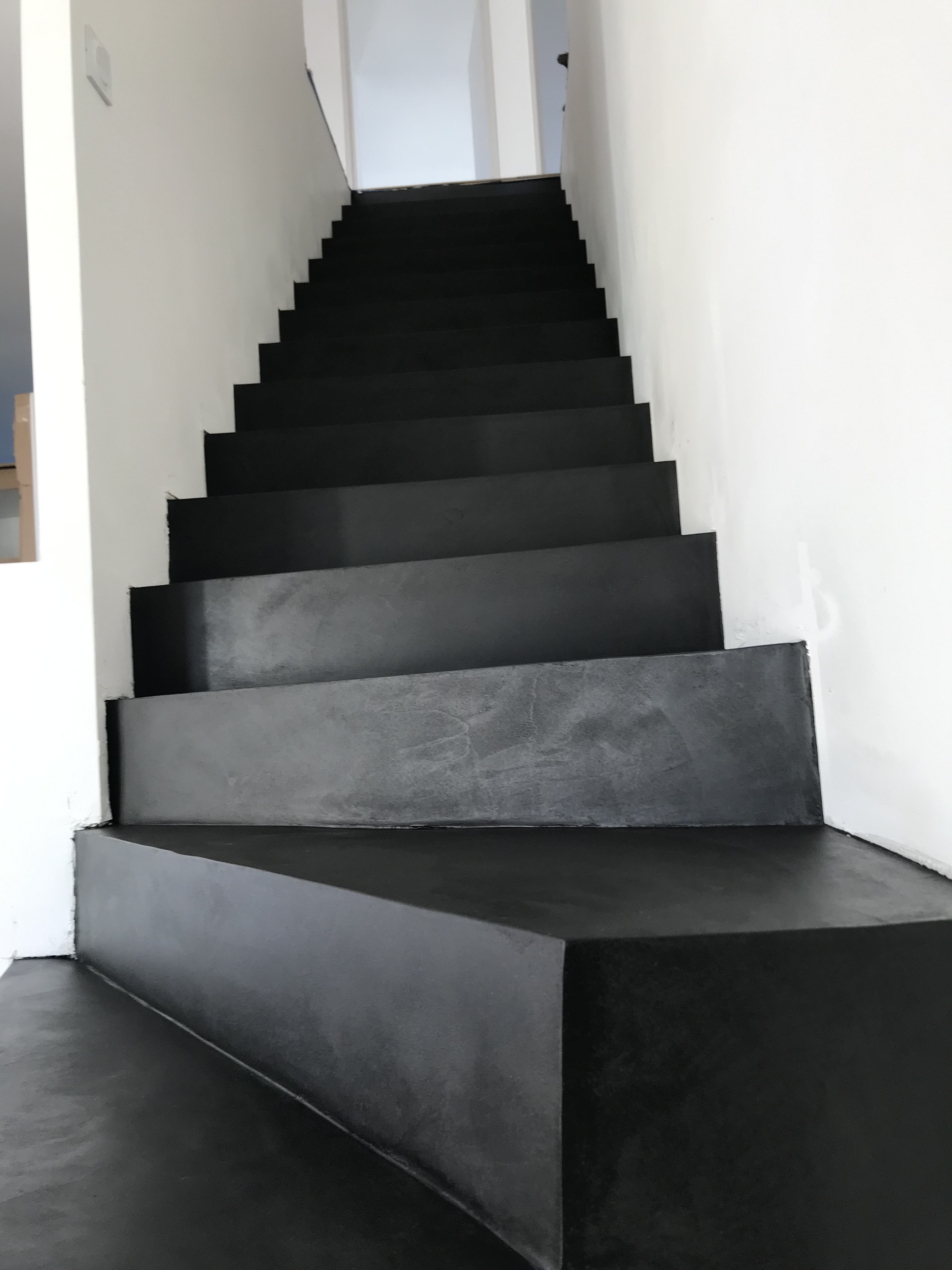 remarquable contremarches d'un escalier à paillasse en béton ciré couleur ardoise pour un particulier