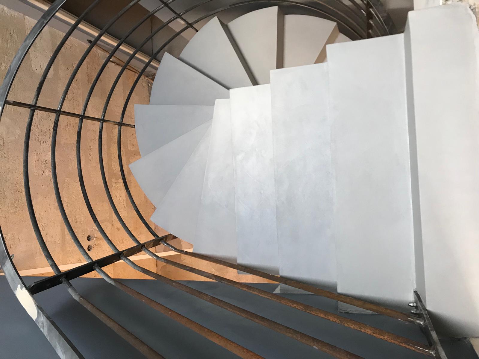 somptueux escalier à paillasse hélicoïdal en béton ciré couleur gris souris pour un architecte
