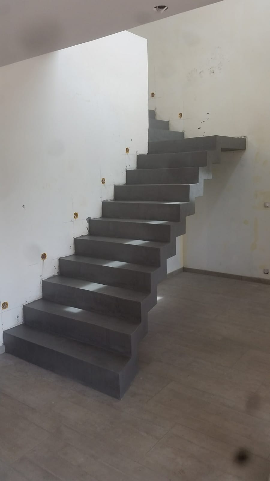 splendide escalier crémaillère avec palier intermédiaire en béton ciré couleur platinium à rodez en midi pyrénées pour un particulier