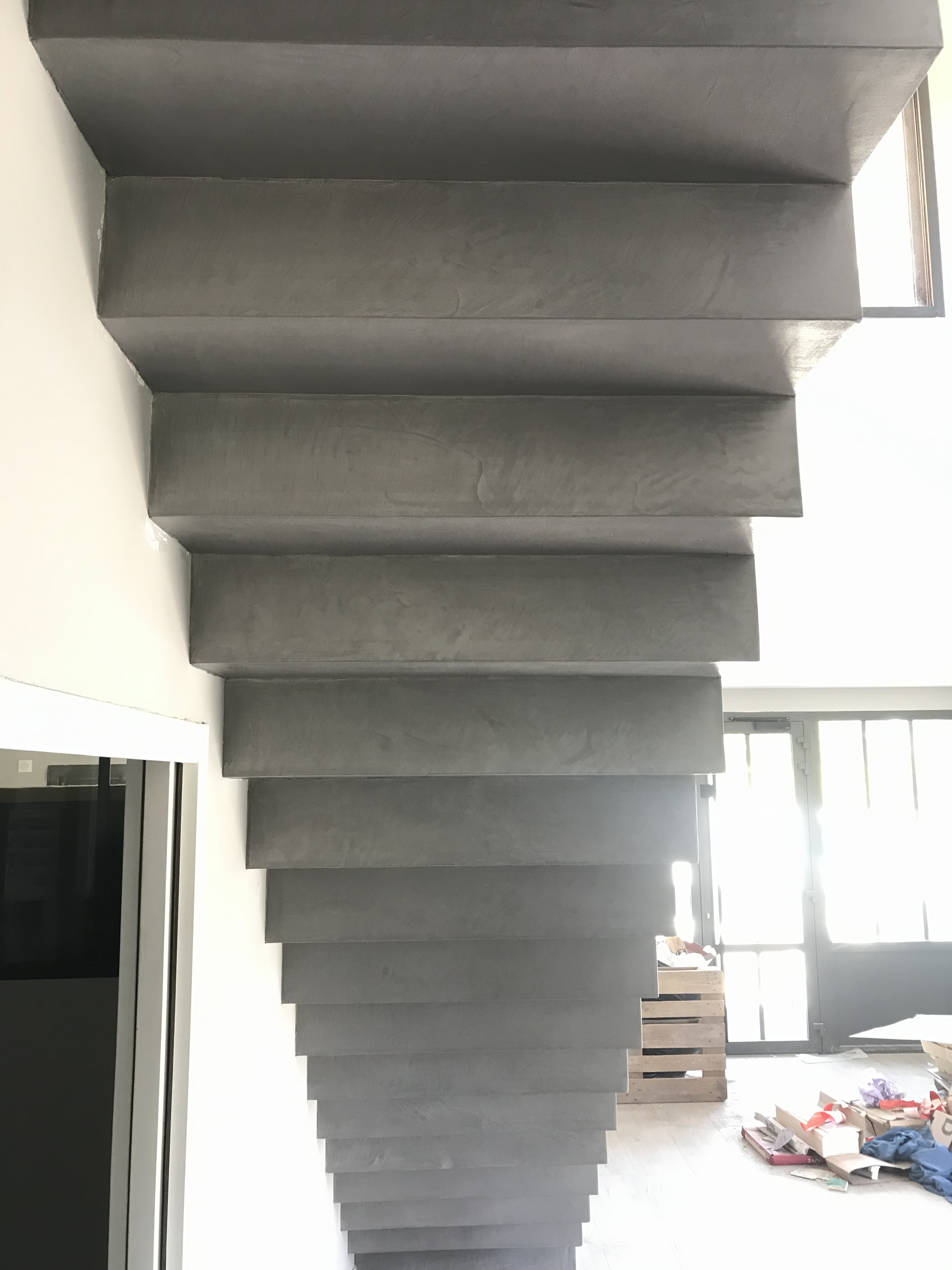 sublime escalier crémaillère d'un salon en béton ciré couleur aluminium à biganos pour un constructeur
