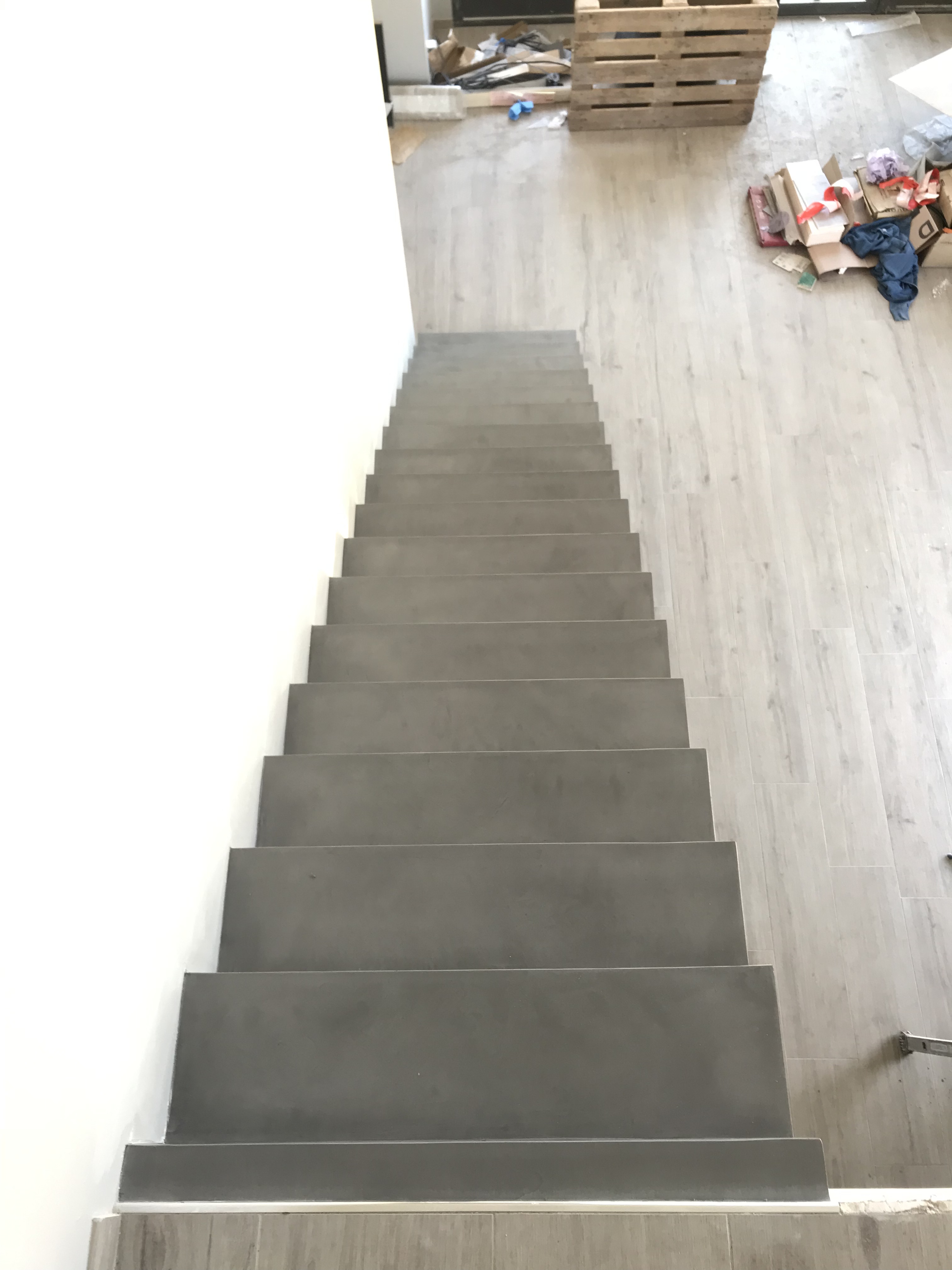 sublime escalier crémaillère d'un salon en béton ciré couleur aluminium à biganos pour un constructeur