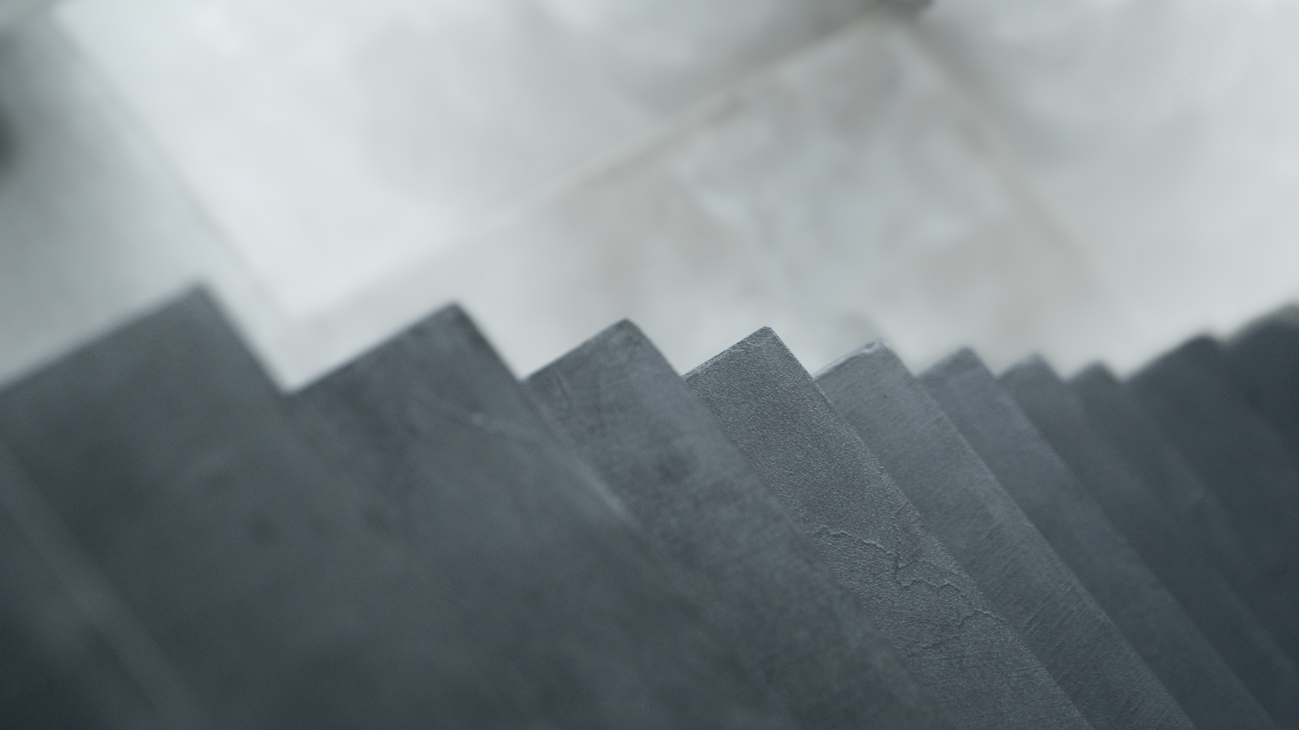 superbe escalier crémaillère contemporain en béton ciré vernis soyeux couleur platinium à carignan de bordeaux pour un particulier