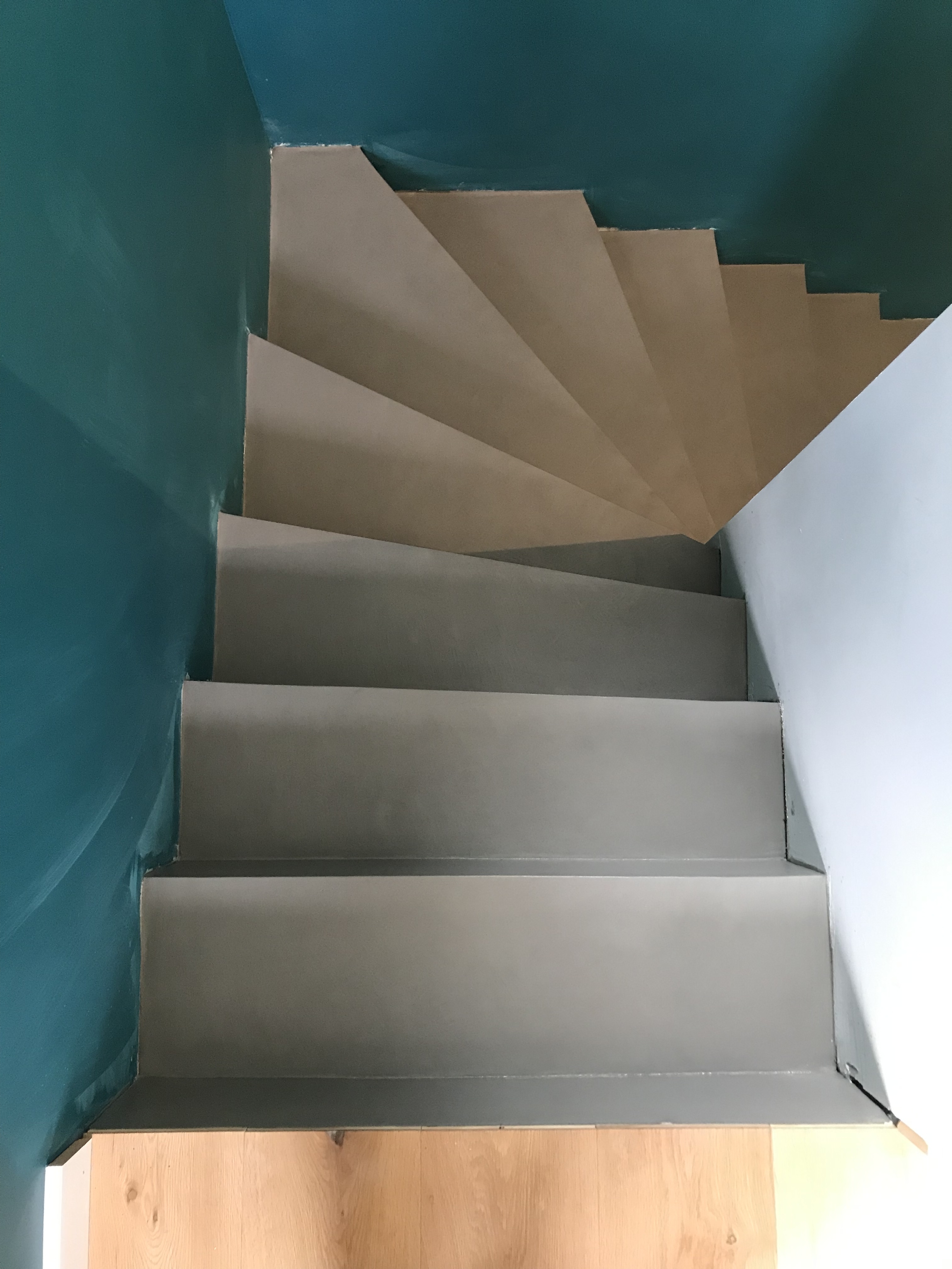 superbe marches d'un escalier à paillasse en béton ciré couleur gris éléphant à Lanton pour un particulier