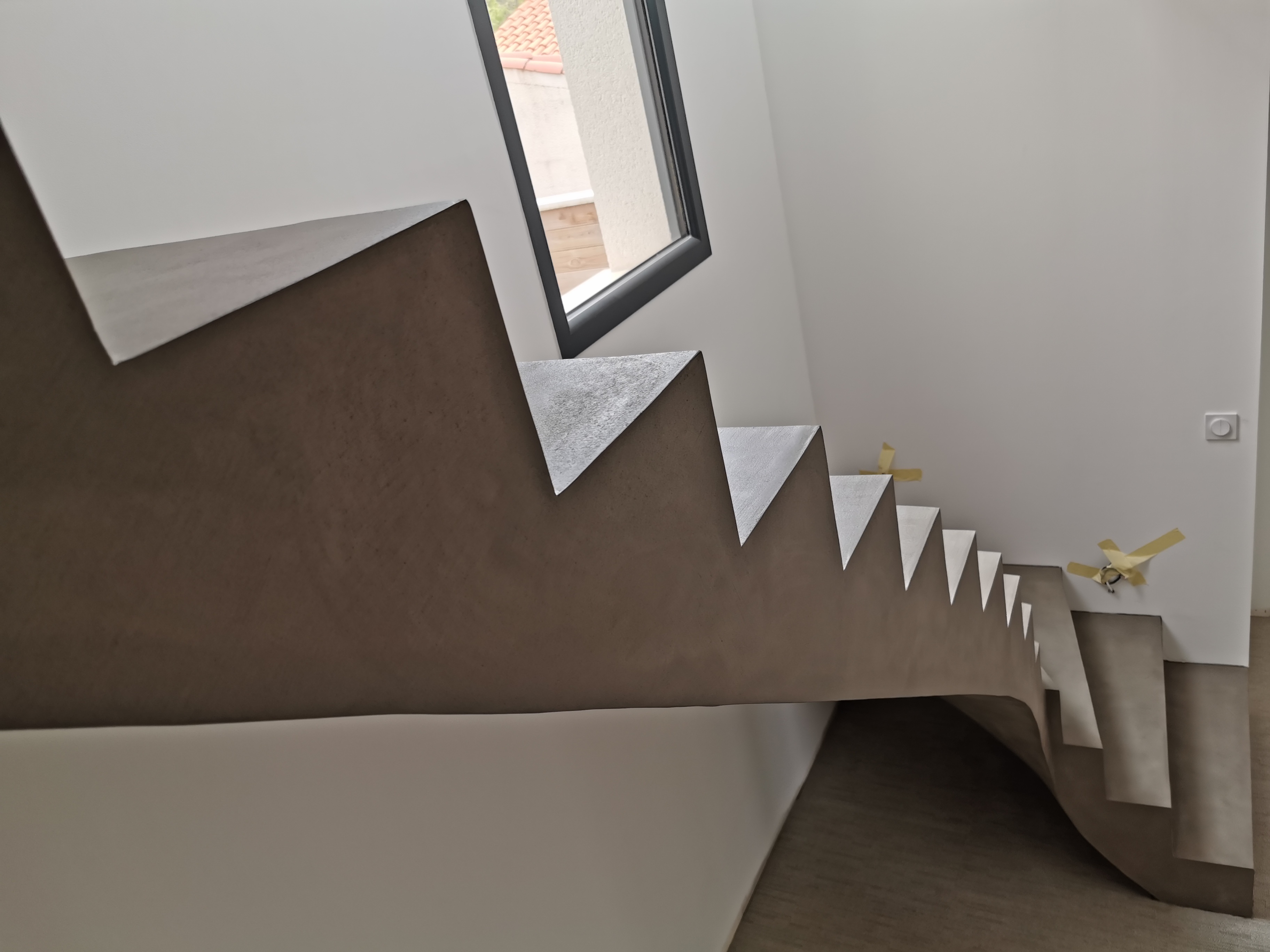 audacieux escalier à paillasse un quart tournant en béton ciré vernis mat couleur persan À pessac près de bordeaux pour un constructeur