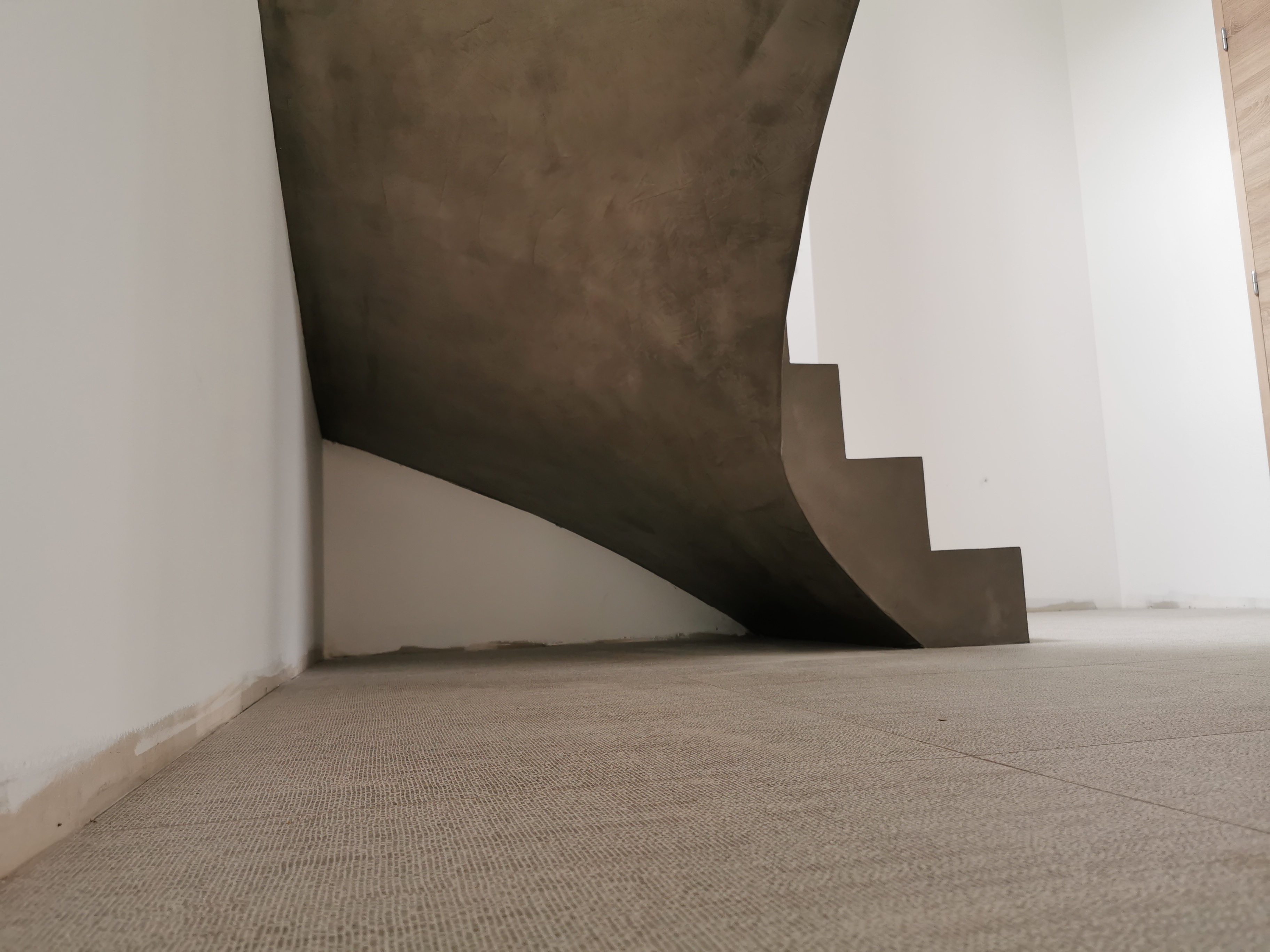 audacieux escalier à paillasse un quart tournant en béton ciré vernis mat couleur persan À pessac près de bordeaux pour un constructeur