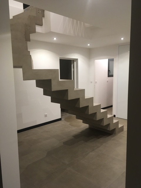 audacieux escalier graphique contemporain en béton ciré couleur galet original A capbreton pour un constructeur