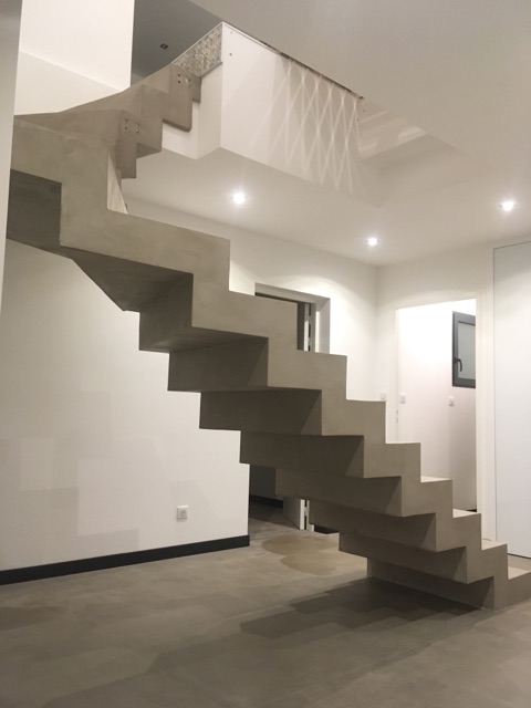 audacieux escalier graphique contemporain en béton ciré couleur galet original A capbreton pour un constructeur