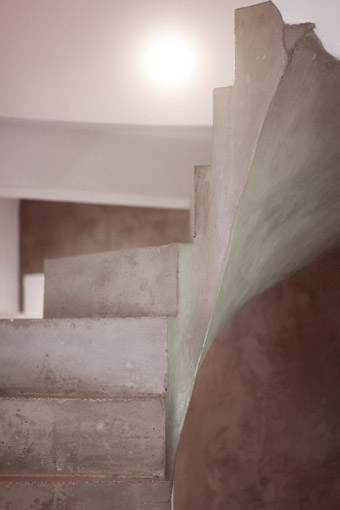 elégant escalier hélicoïdal sur mesure en béton ciré à Aix en Provence pour un constructeur