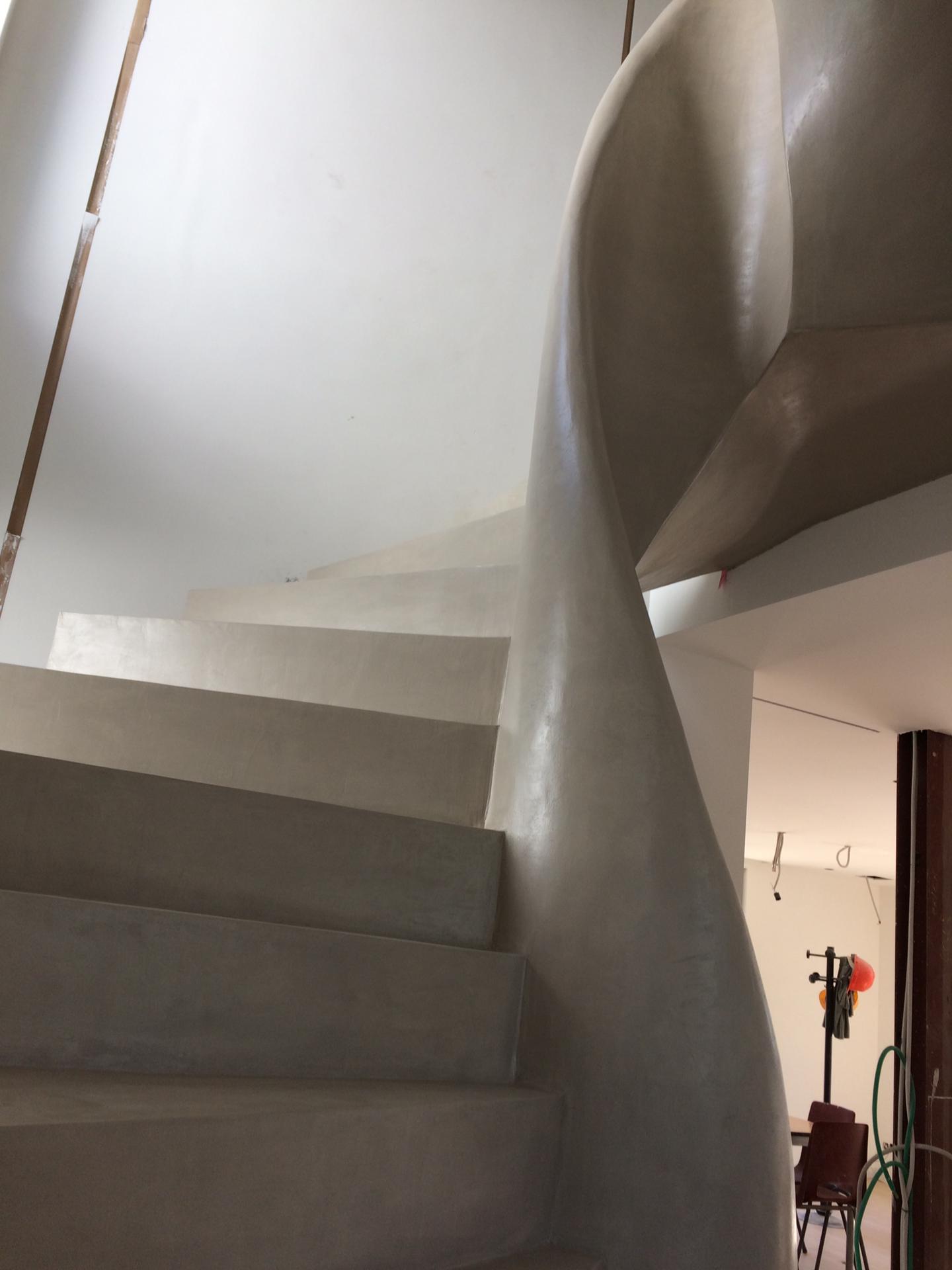 magnifique escalier en colimaçon avec garde corps intérieur en béton ciré vernis soyeux bruxelles pour un constructeur