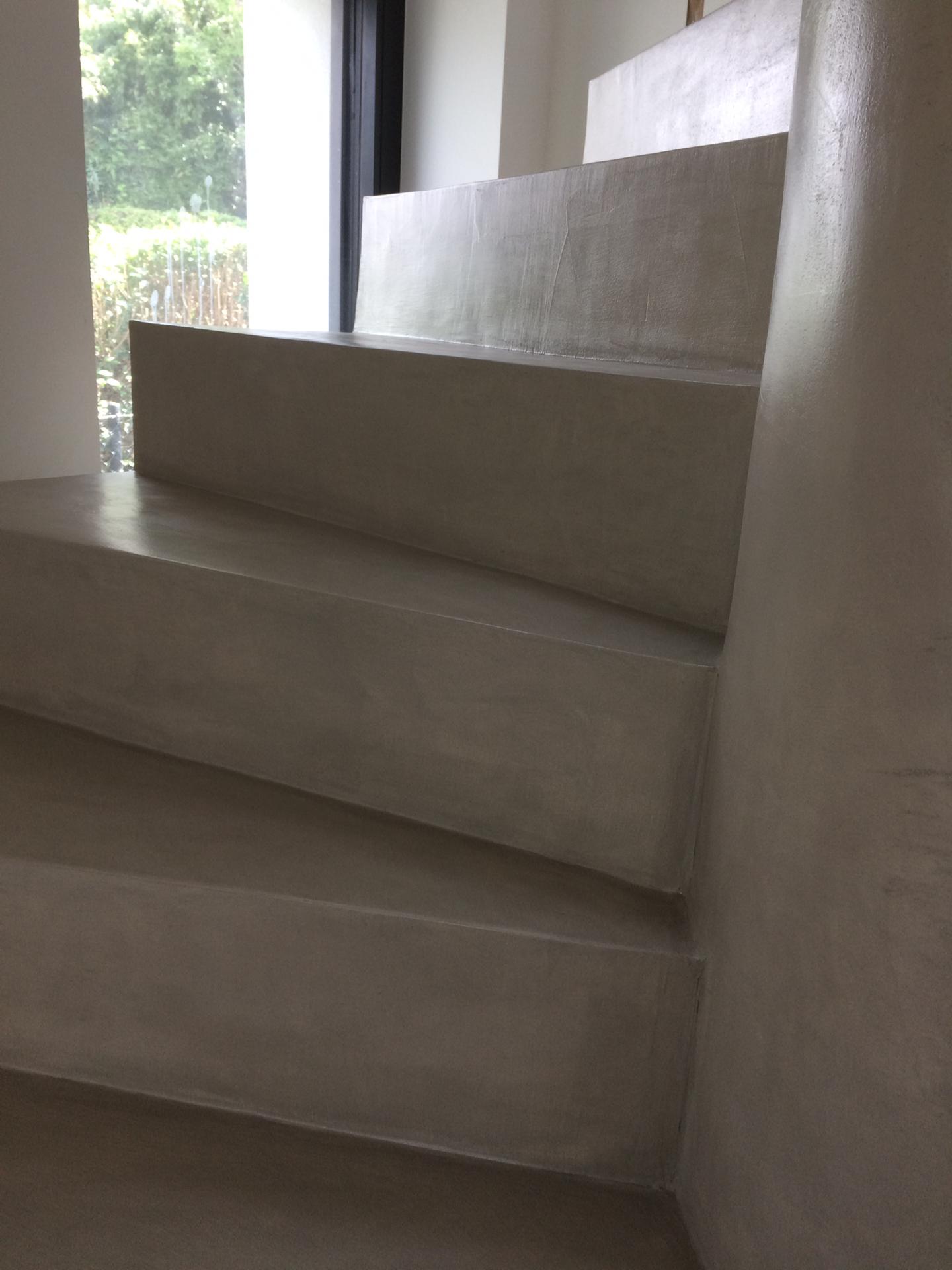 magnifique escalier en colimaçon avec garde corps intérieur en béton ciré vernis soyeux bruxelles pour un constructeur