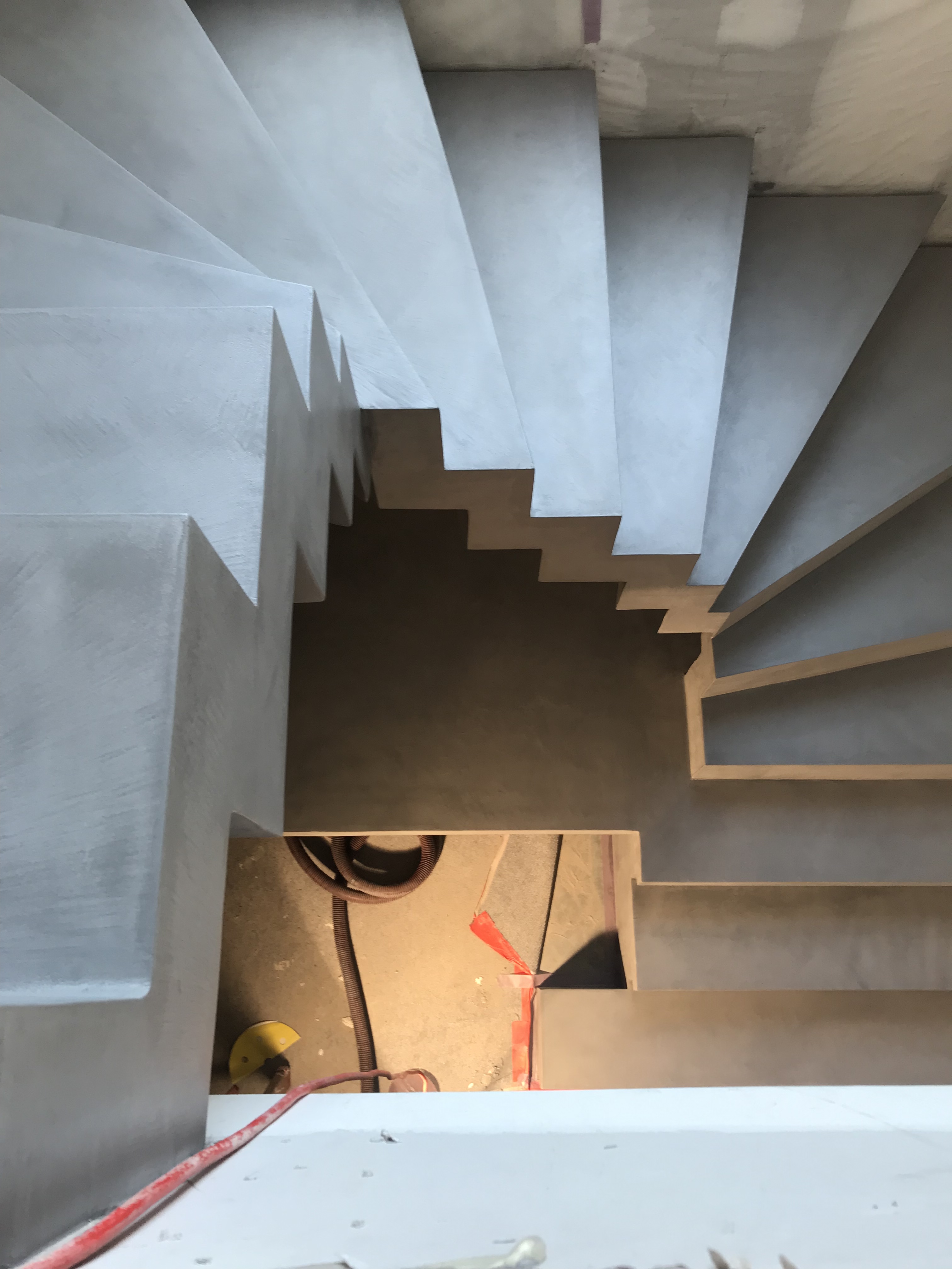 majestueux escalier crémaillère avec marches royales en béton ciré couleur étain À la pointe du Cap-Ferret (33) pour un architecte