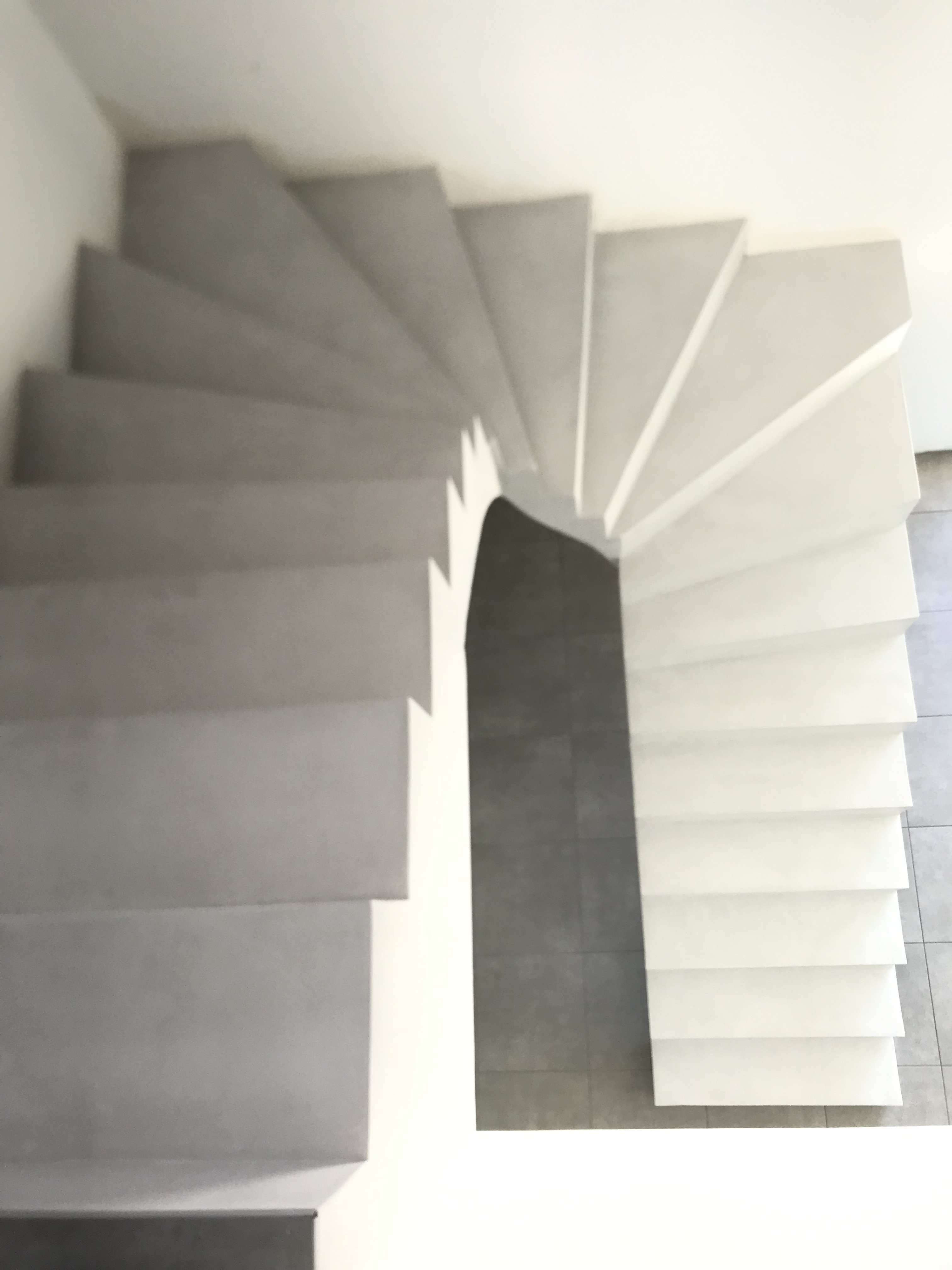 remarquable escalier à paillasse deux quart tournant en béton ciré couleur gris cendré à andernos-les-bains pour un particulier