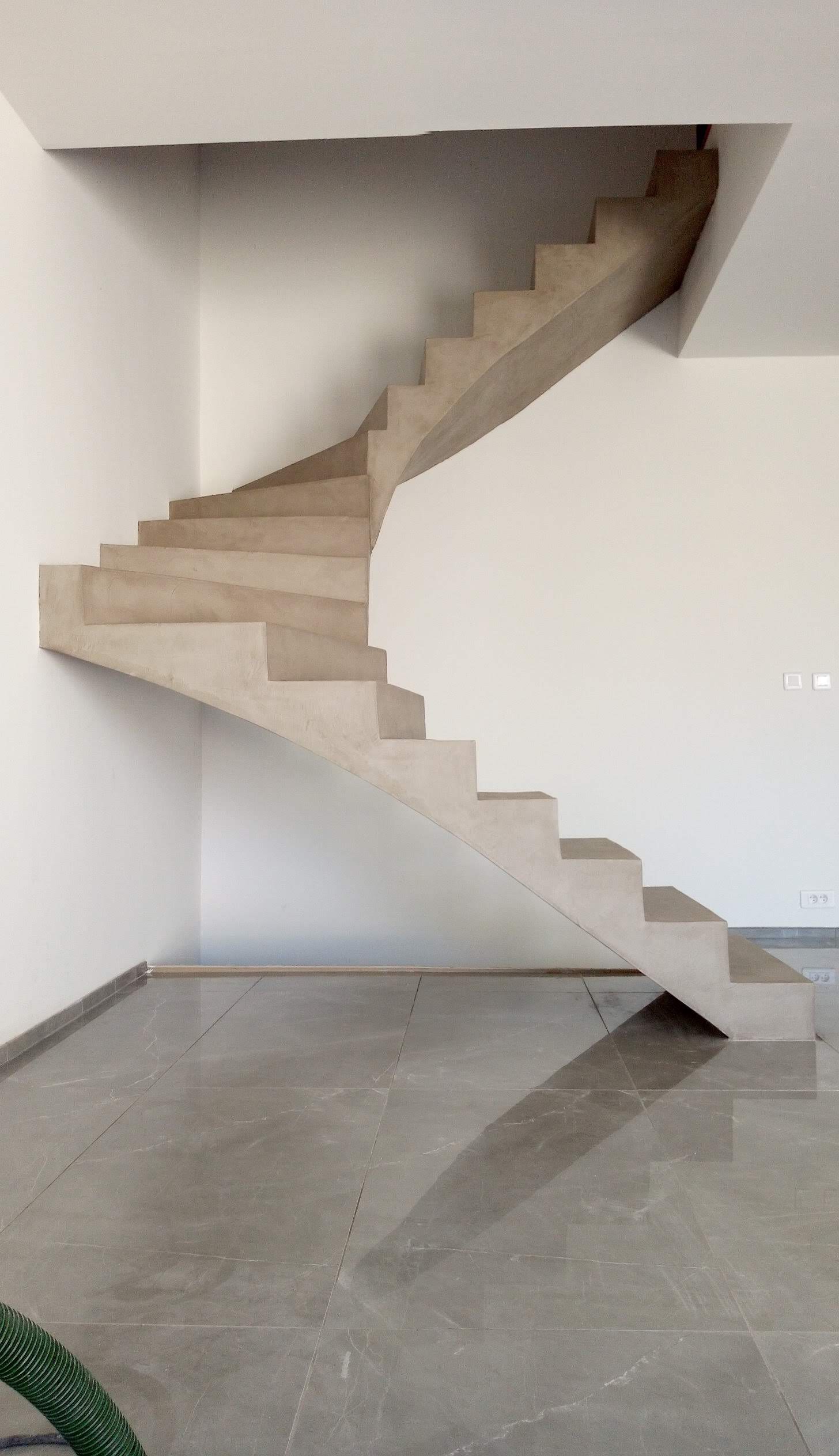 splendide escalier à paillasse dans une pièce à vivre en béton ciré couleur sofia le bouscat-bordeaux(33) pour un particulier