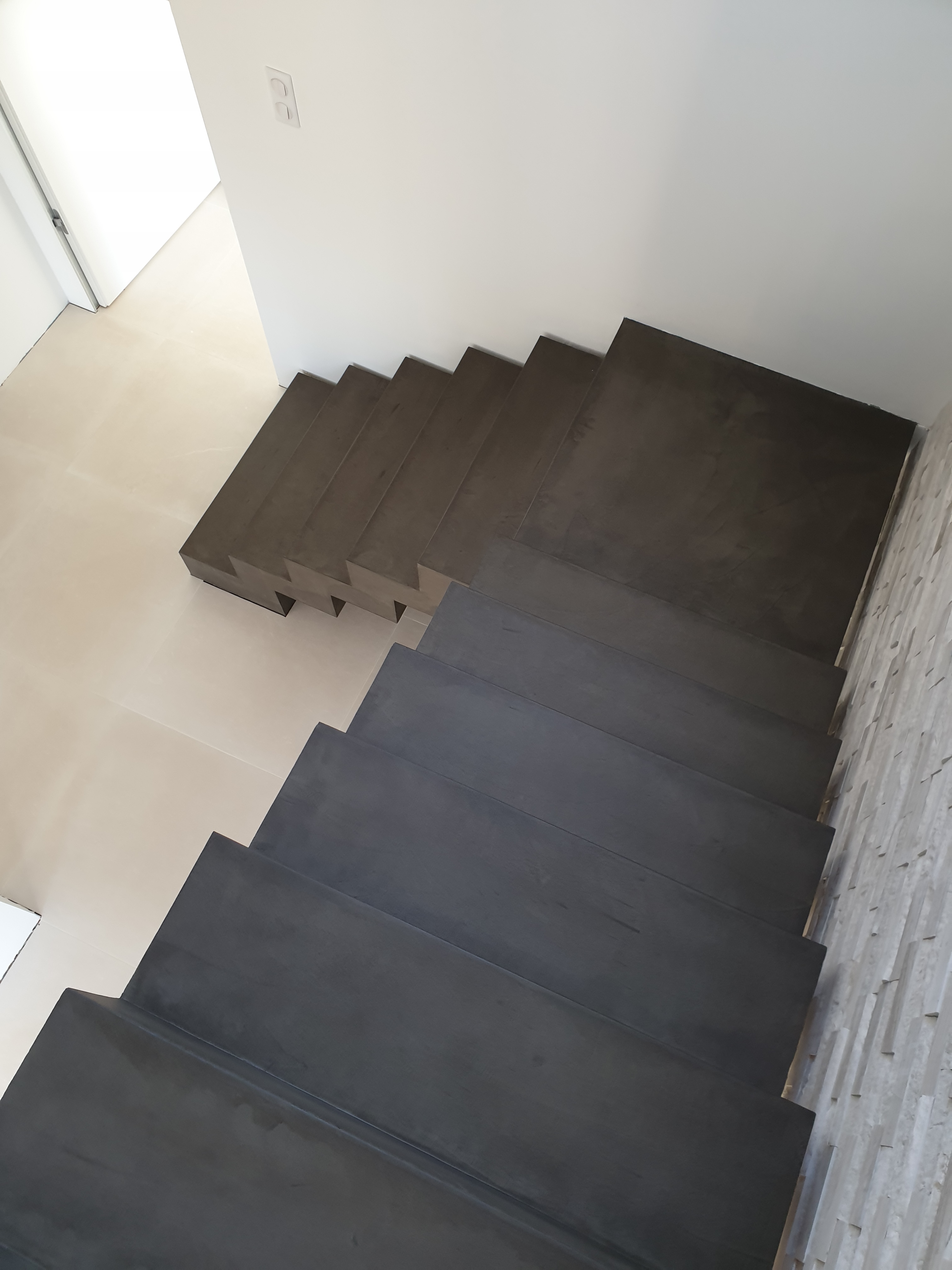 sublime marches d'un escalier crémaillère en béton ciré vernis mat couleur nubuck à Lyon pour un particulier