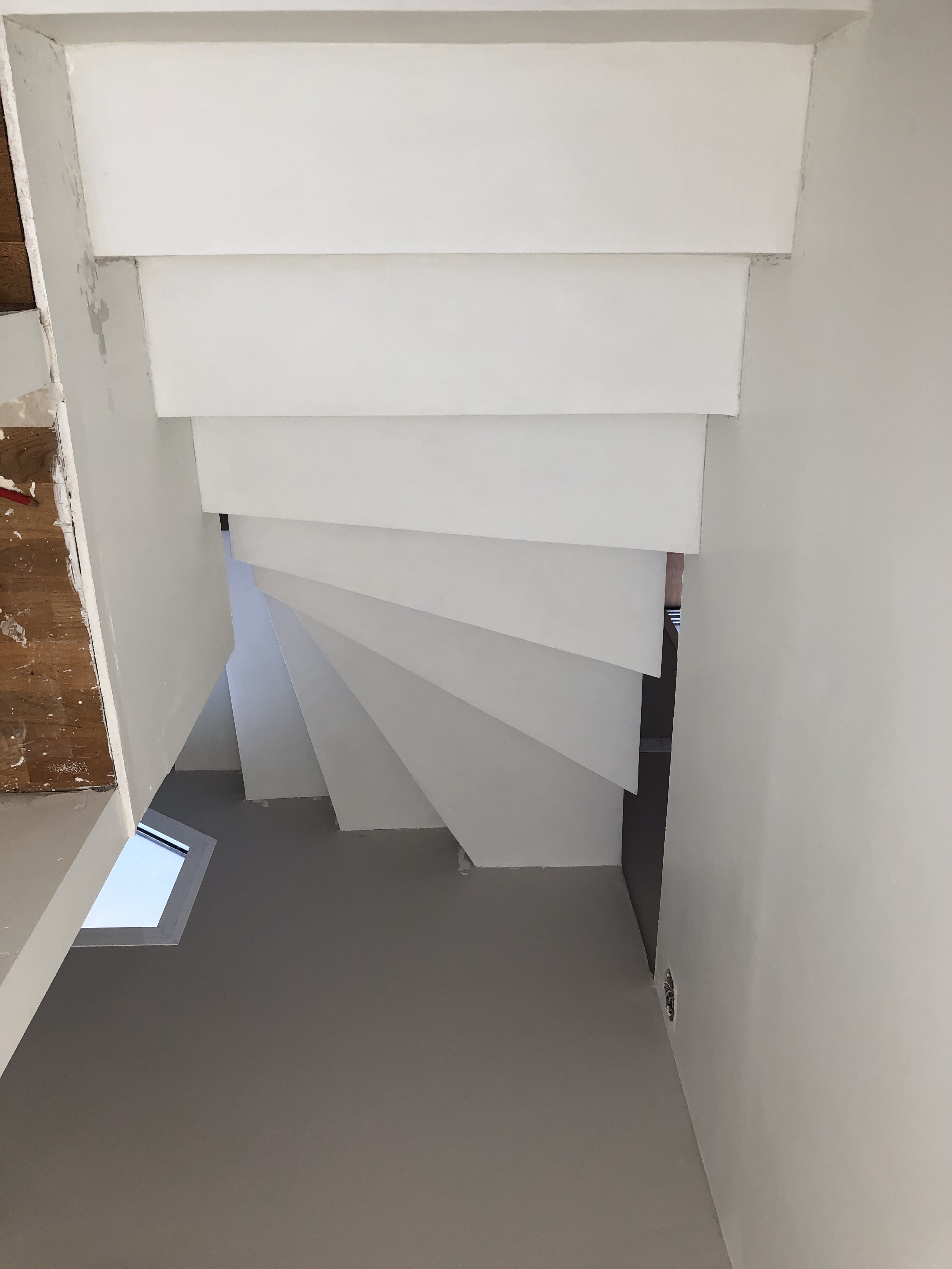 superbe escalier à paillasse balancées en béton ciré De couleur blanc pur, à VIllenave d ornon pour un particulier