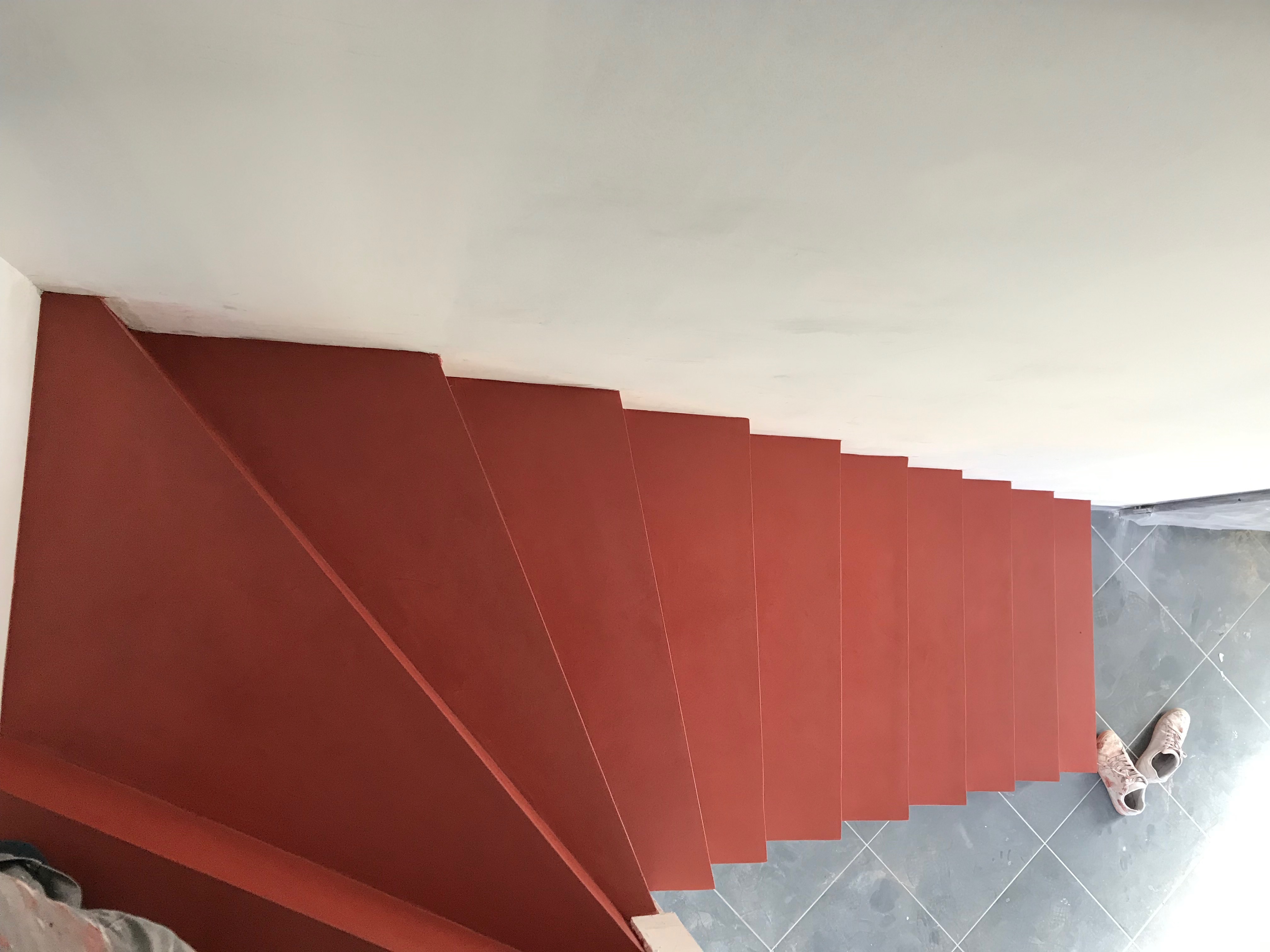 audacieux escalier à paillasse sur mesure en béton ciré vernis mat couleur hacienda à Anglet pour un particulier