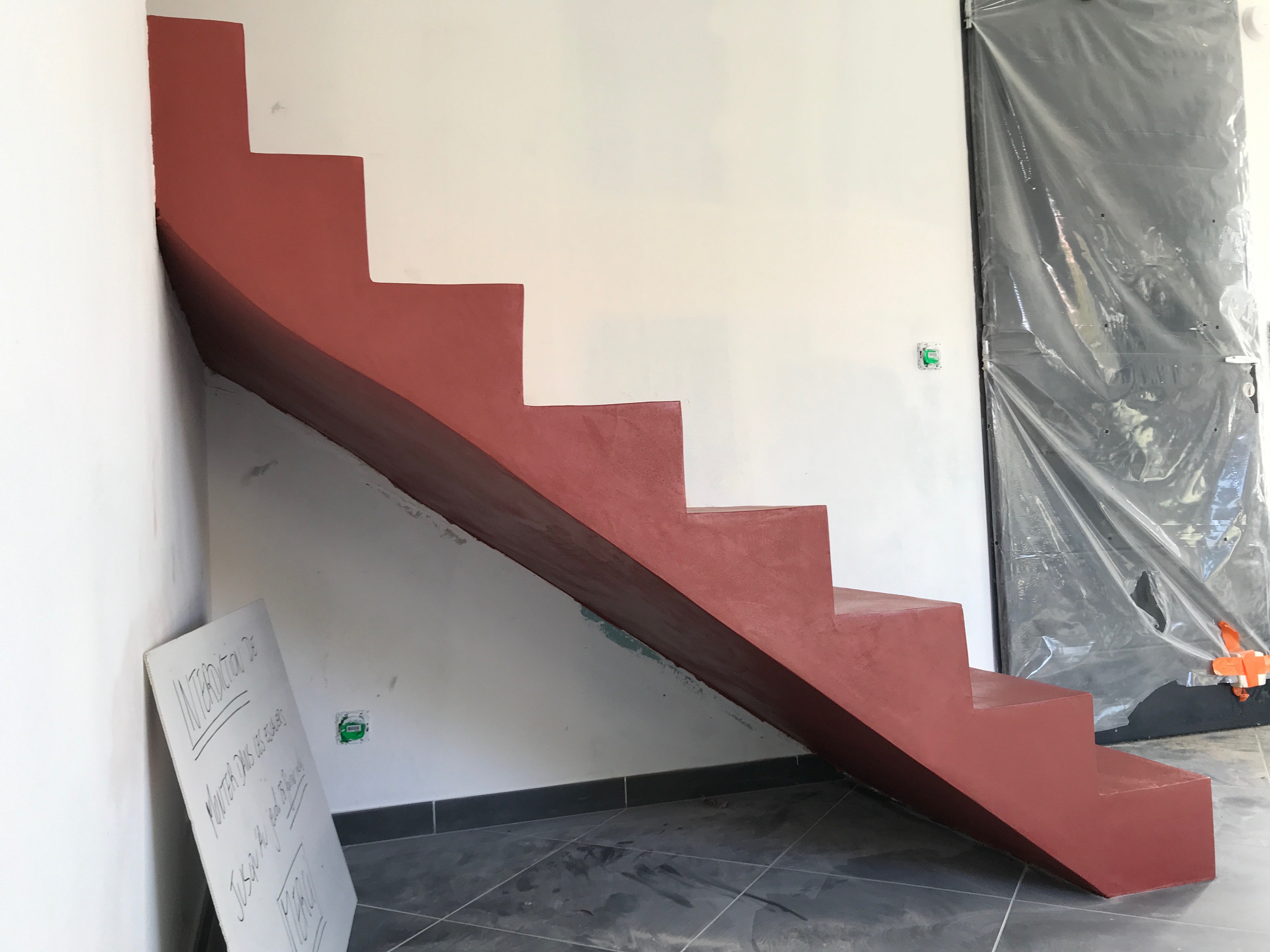 audacieux escalier à paillasse sur mesure en béton ciré vernis mat couleur hacienda à Anglet pour un particulier