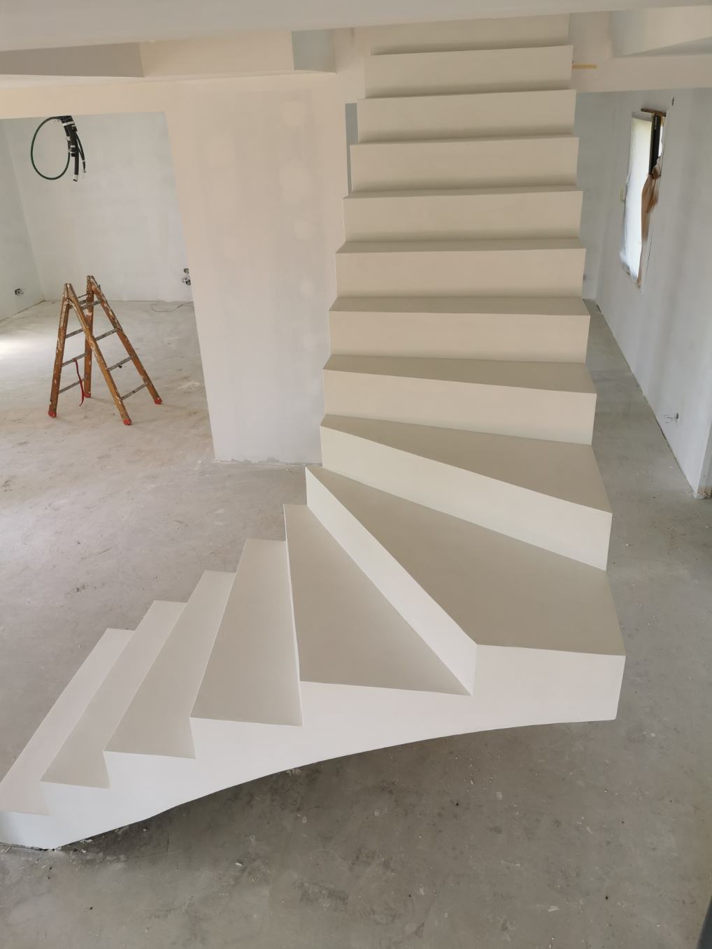 audacieux escalier à paillasse suspendu en béton ciré couleur everest Blanc pur à Bidart pour un architecte