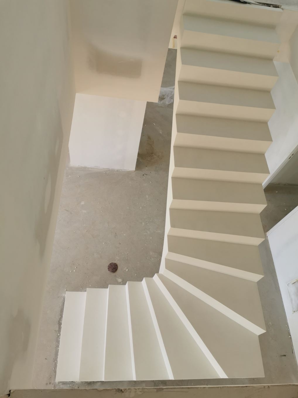 audacieux escalier à paillasse suspendu en béton ciré couleur everest Blanc pur à Bidart pour un architecte