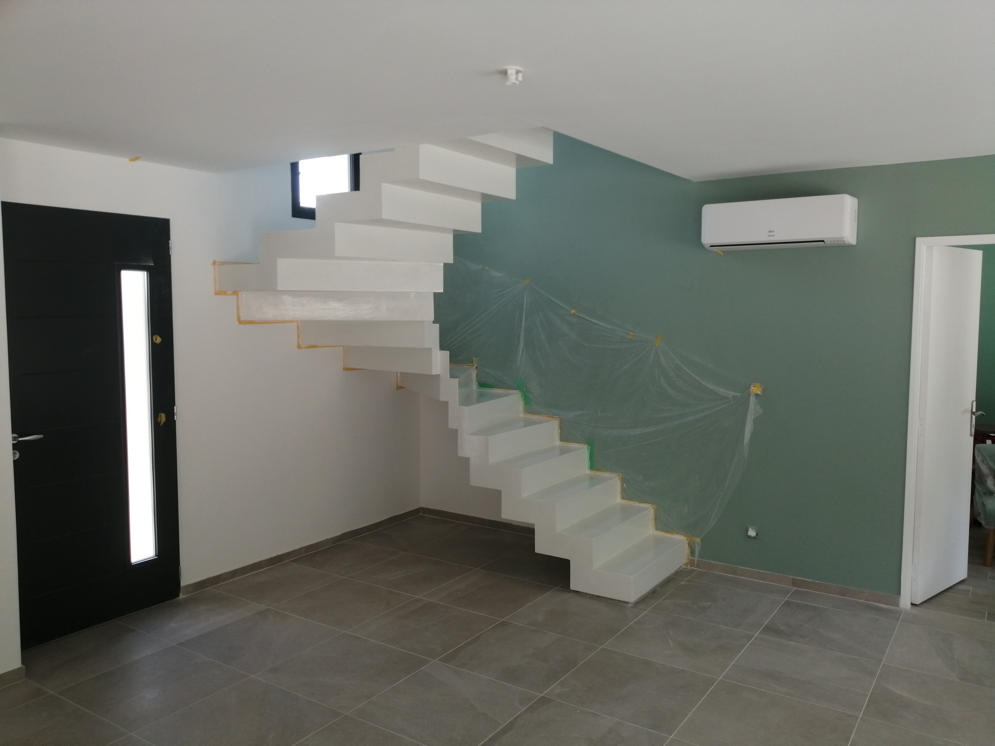elégant escalier graphique avec effet flottant en béton ciré vernis brillant couleur everest Blanc pur à Montpellier pour un particulier