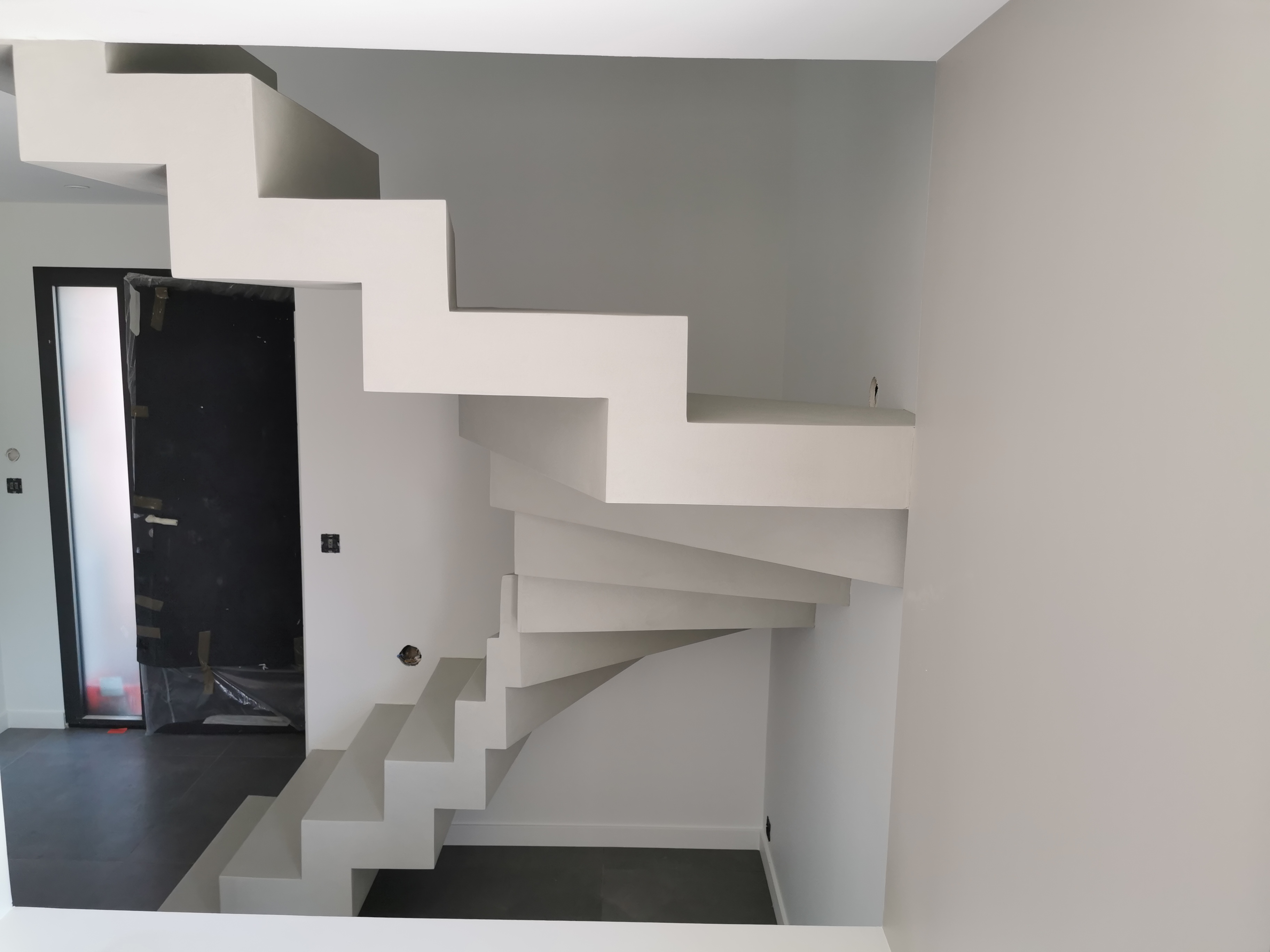 magnifique escalier crémaillère deux quart balancé en béton ciré vernis mat couleur poivre blanc Mérignac à Bordeaux en Gironde en Nouvelle Aquitaine pour un particulier