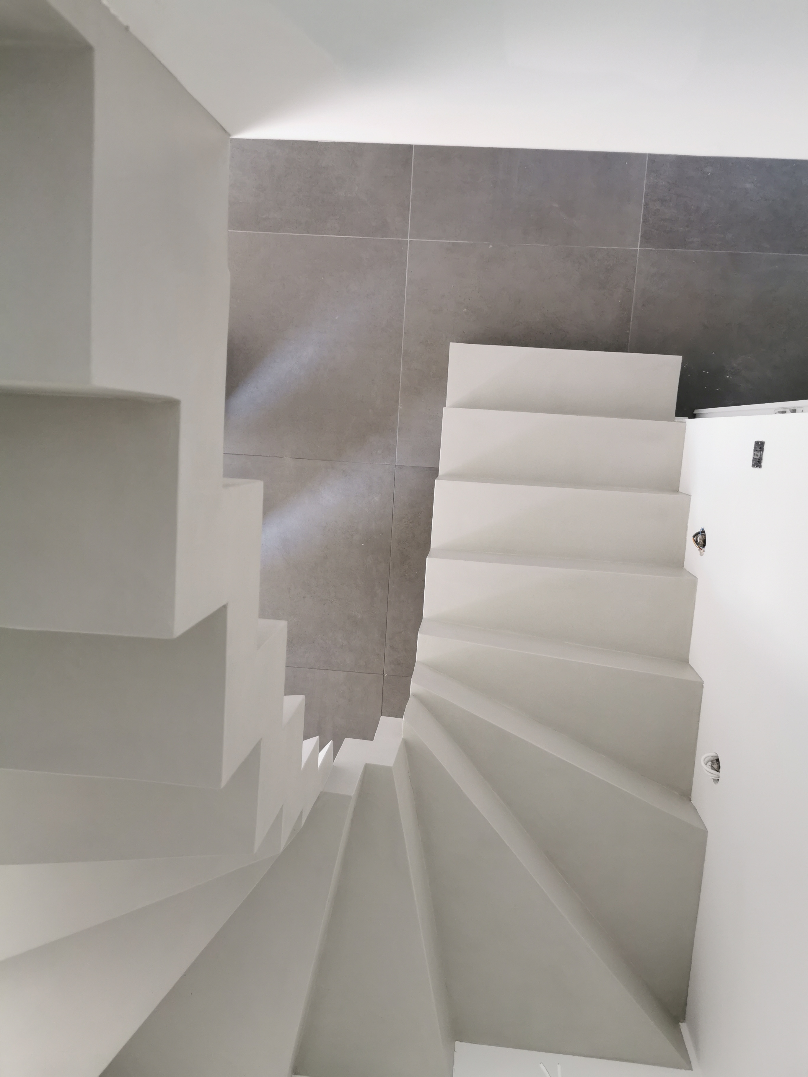 magnifique escalier crémaillère deux quart balancé en béton ciré vernis mat couleur poivre blanc Mérignac à Bordeaux en Gironde en Nouvelle Aquitaine pour un particulier