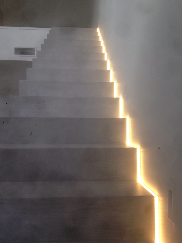 remarquable escalier crémaillère avec palier intermédiaire en béton ciré a montpellier pour un particulier