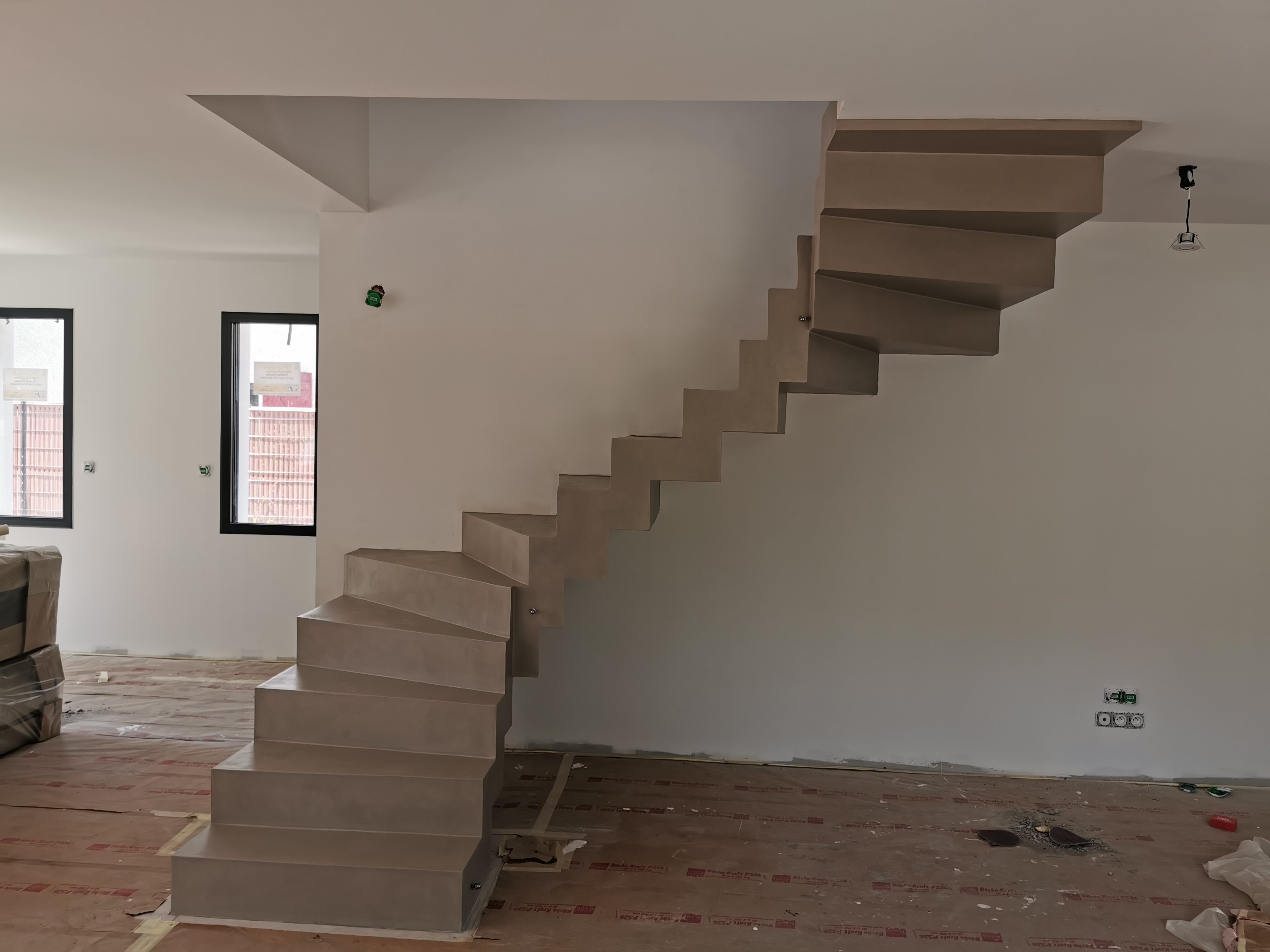 remarquable escalier crémaillère contemporain en béton ciré vernis mat couleur galet original La Teste-de-Buch Arcachon pour un particulier