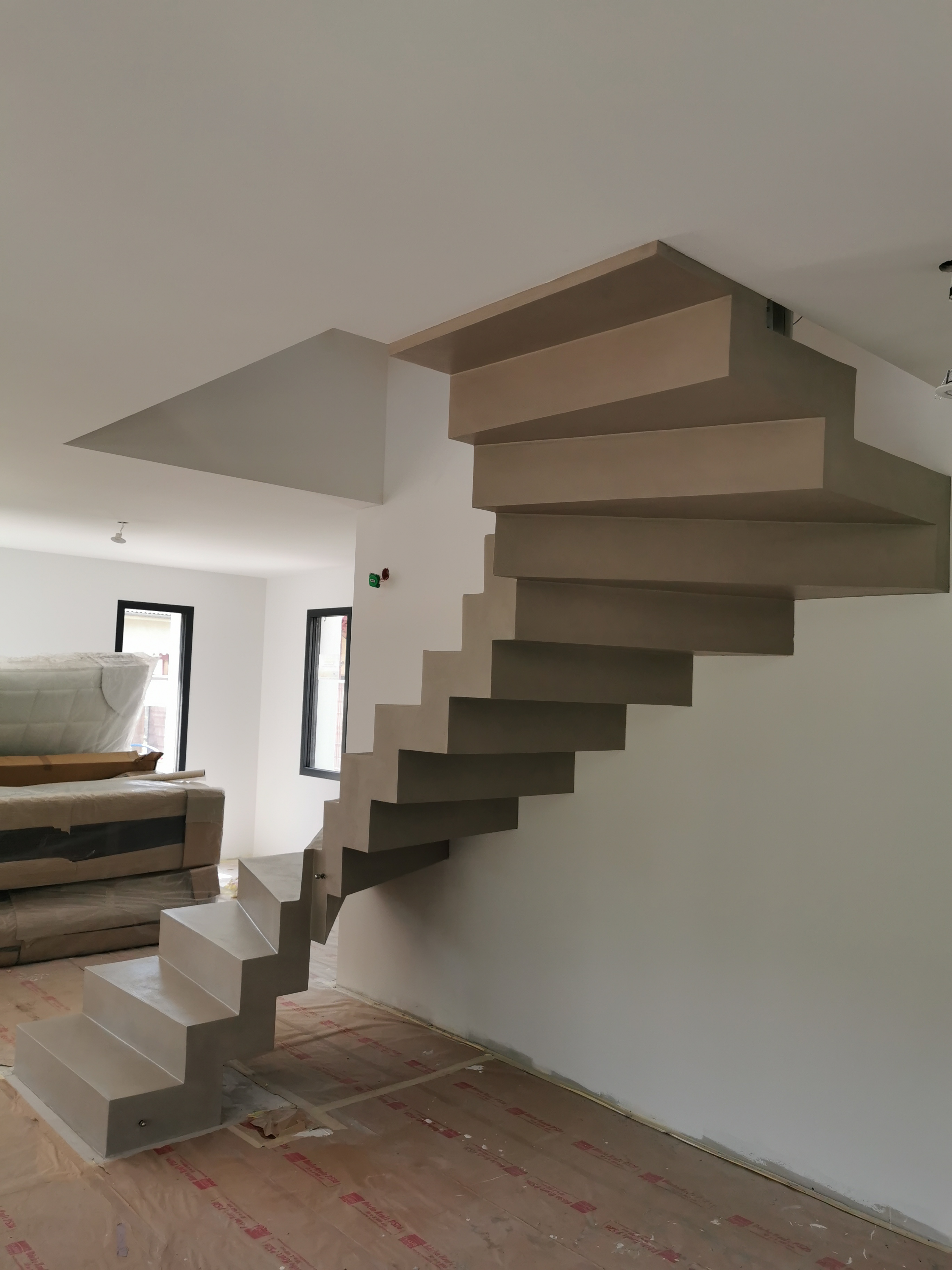 remarquable escalier crémaillère contemporain en béton ciré vernis mat couleur galet original La Teste-de-Buch Arcachon pour un particulier