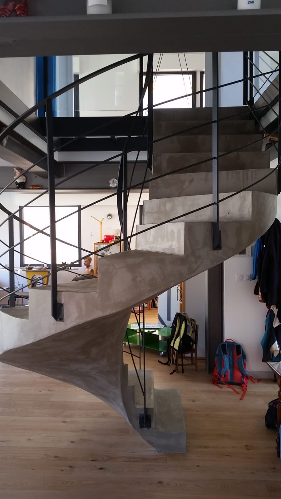 splendide escalier hélicoïdal comme une œuvre d'art en rénovation à toulouse pour un architecte