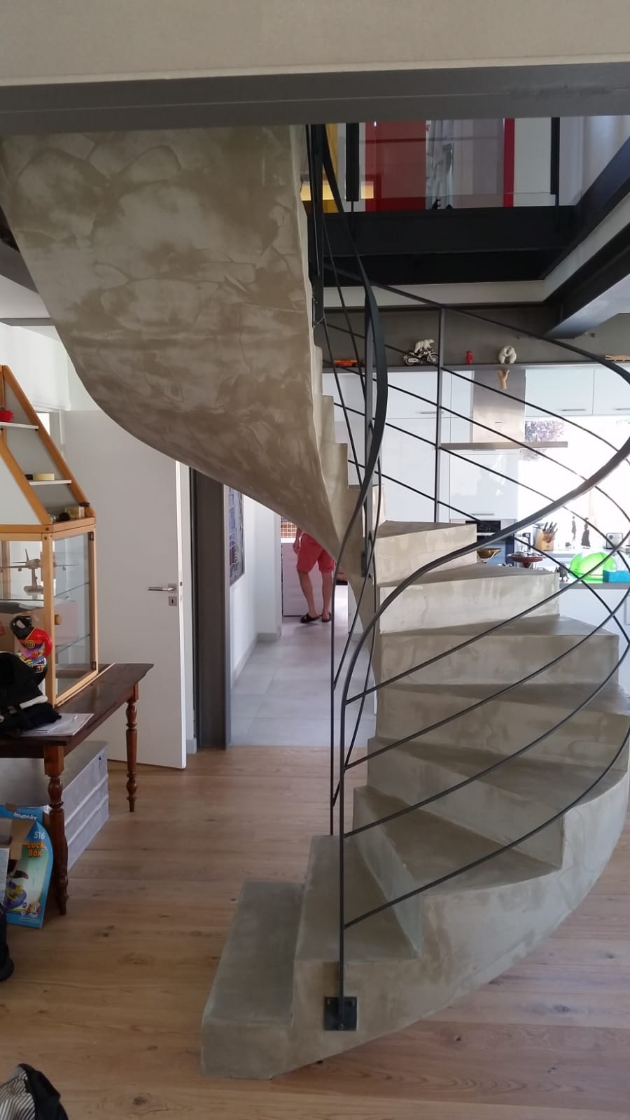 splendide escalier hélicoïdal comme une œuvre d'art en rénovation à toulouse pour un architecte