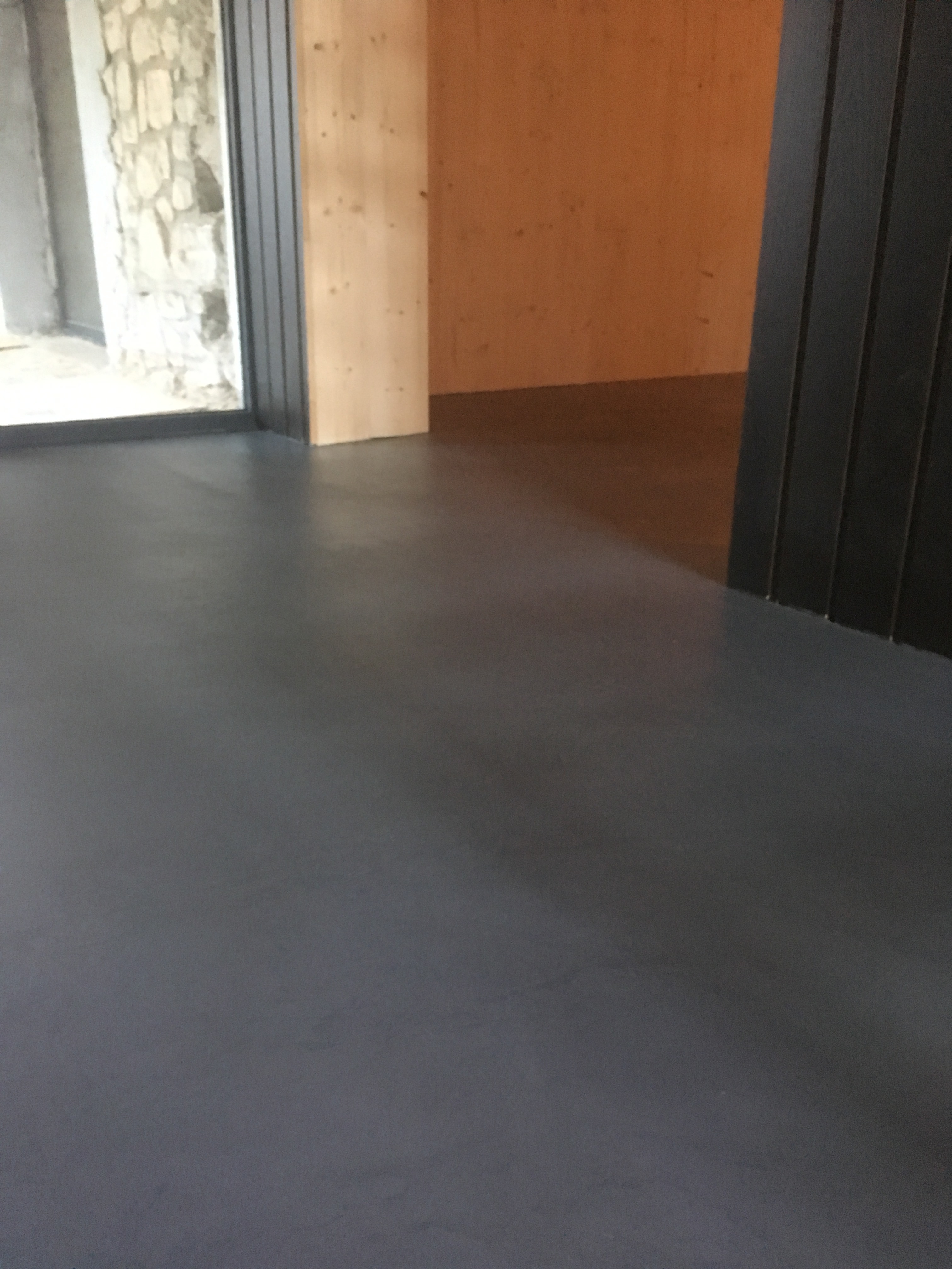 splendide sol moderne en béton ciré vernis mat couleur gris orbital Cap ferret pour un architecte